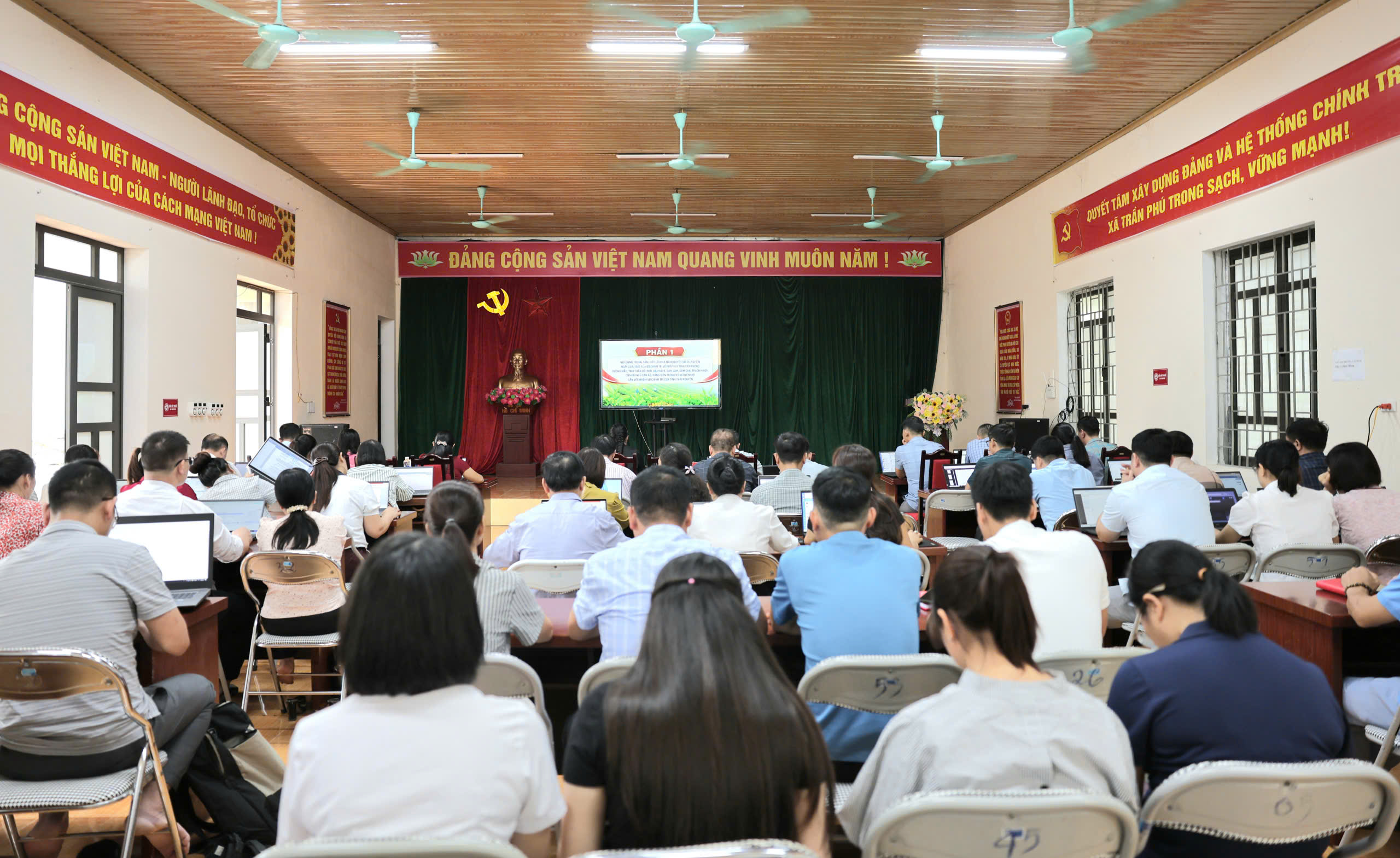 Hơn 100 cán bộ, đảng viên Xã Trần Phú tham dự Hội nghị trực tuyến nghiên cứu, học tập, quán triệt và triển khai thực hiện một số Nghị quyết, Chỉ thị của Bộ Chính trị  