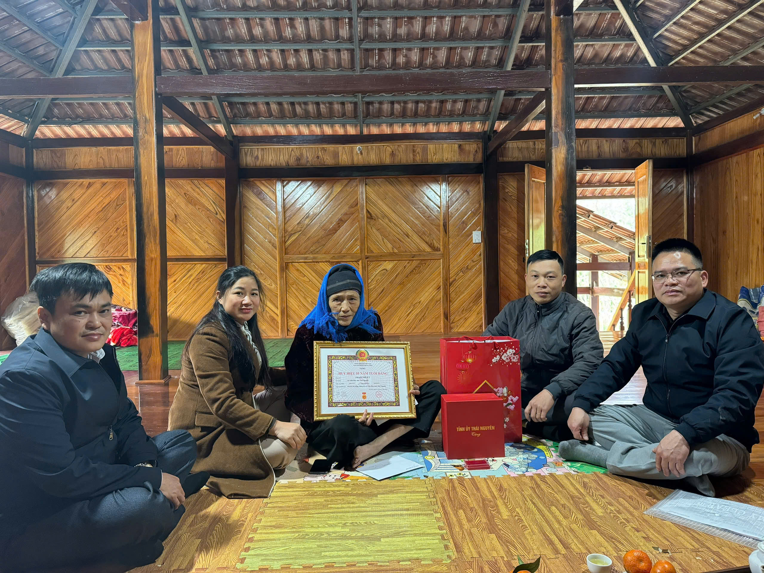 Đồng chí Hoàng Thị Hương, Phó Bí thư Thường trực Đảng ủy xã Trần Phú trao Huy hiệu Đảng tại gia đình cho các đảng viên đợt 03/02/2026 