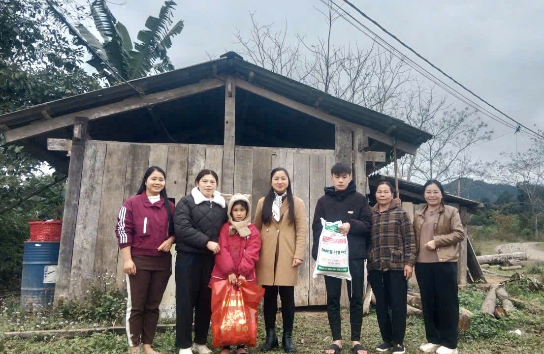 Hội LHPN xã thăm hỏi, tặng quà Tết Nguyên Đán Bính Ngọ năm 2026 cho trẻ em, phụ nữ có hoàn cảnh đặc biệt khó khăn, trẻ em mồ côi do Hội nhận đỡ đầu