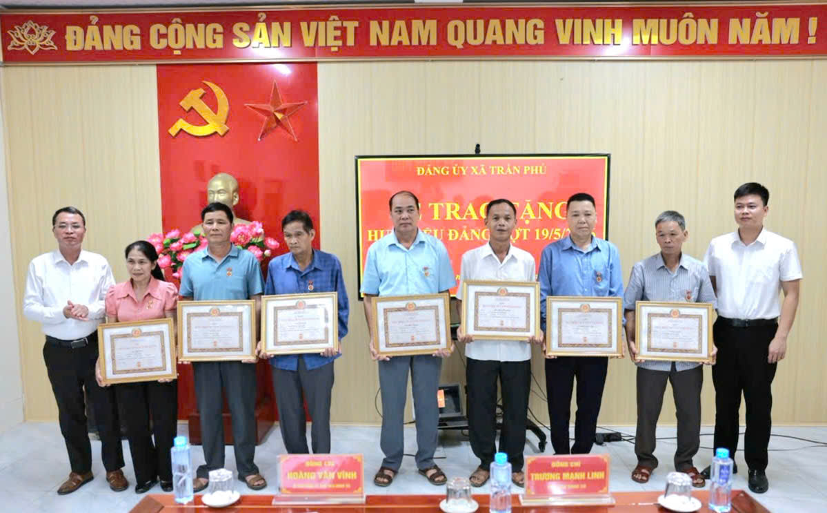 Đảng ủy xã Trần Phú trao tặng Huy hiệu Đảng đợt 19/5/2026  cho 10 đảng viên