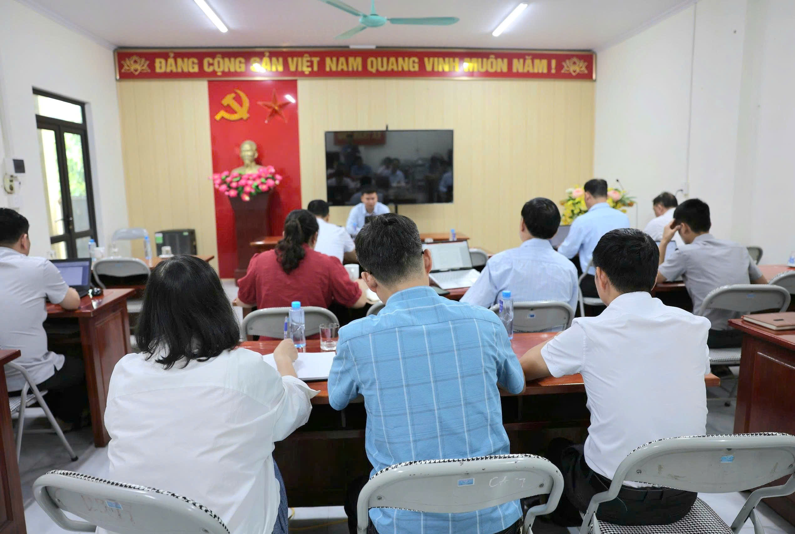 UBND xã Trần Phú tổ chức cuộc họp giao ban đầu tuần triển khai nhiệm vụ trọng tâm