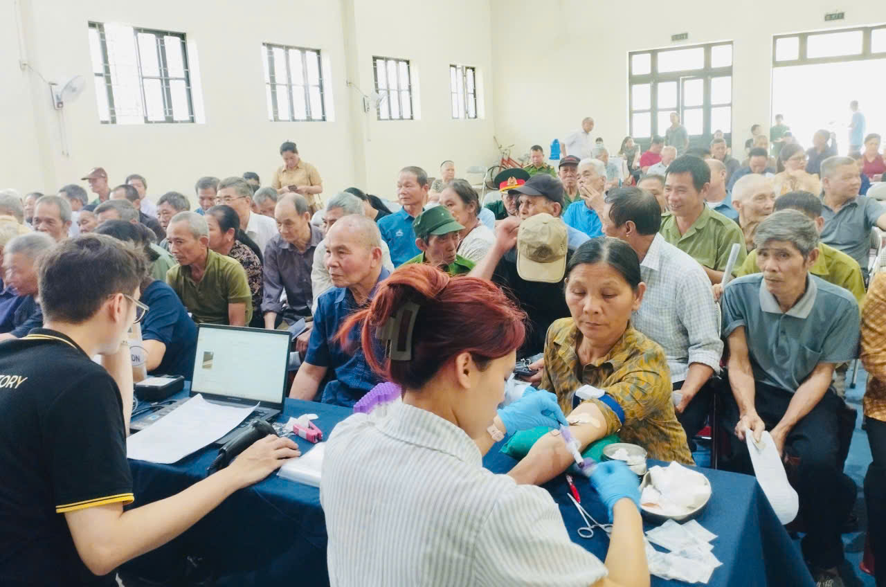 Xã Bạch Thông tổ chức đưa thân nhân của liệt sĩ chưa xác định được danh tính đi lấy mẫu ADN