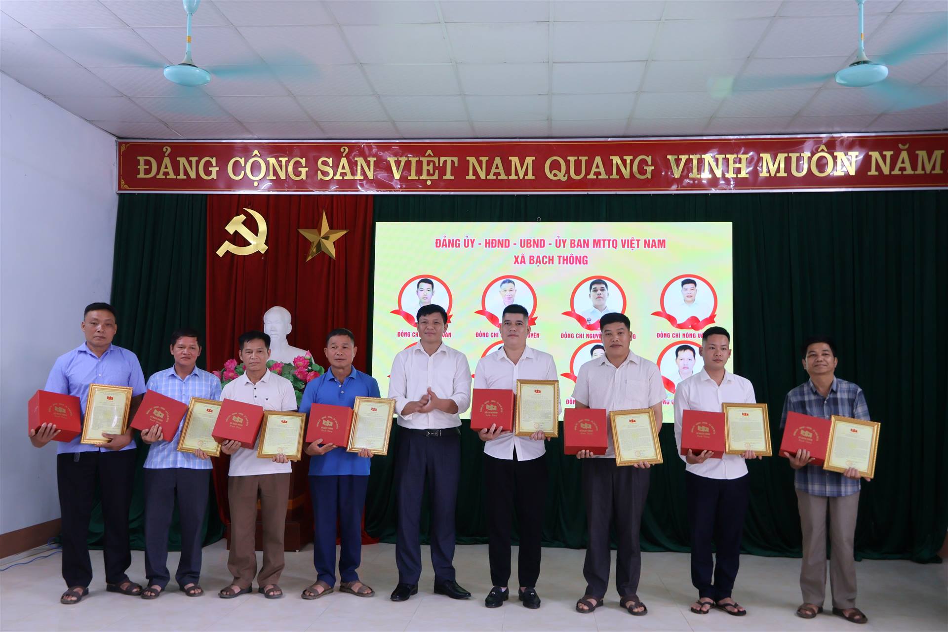 Anh-tin-bai