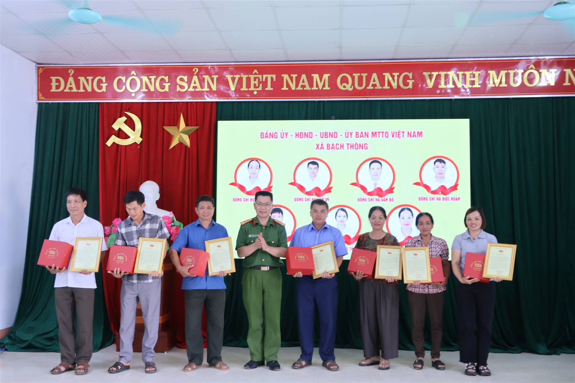 Anh-tin-bai