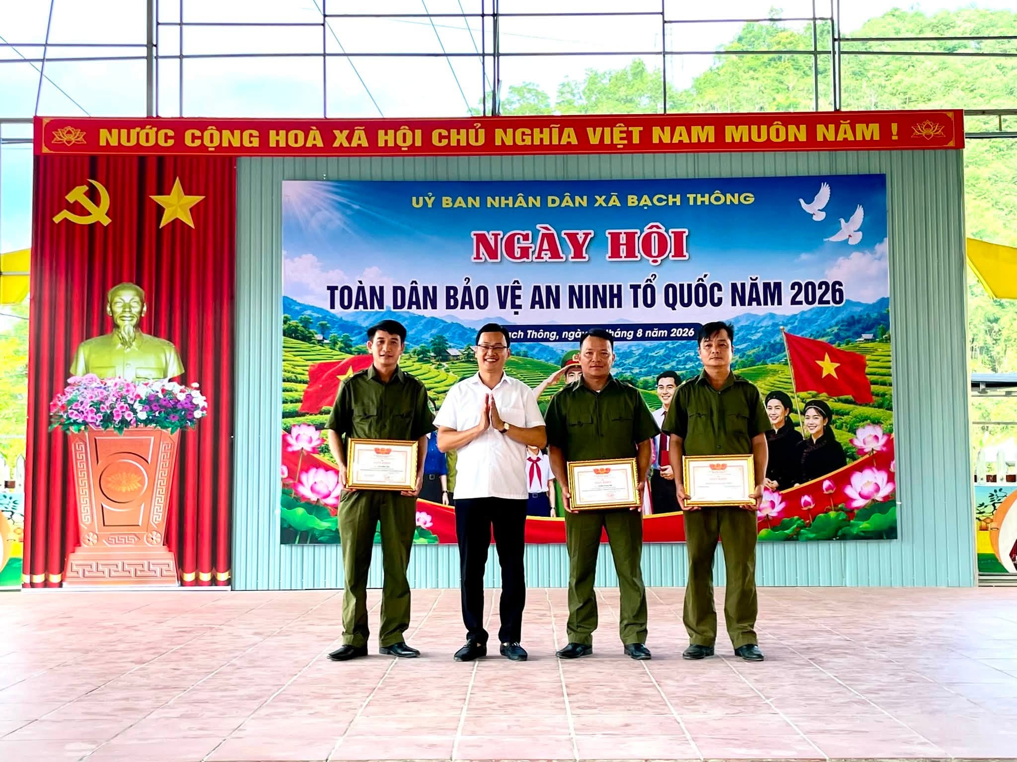 Anh-tin-bai