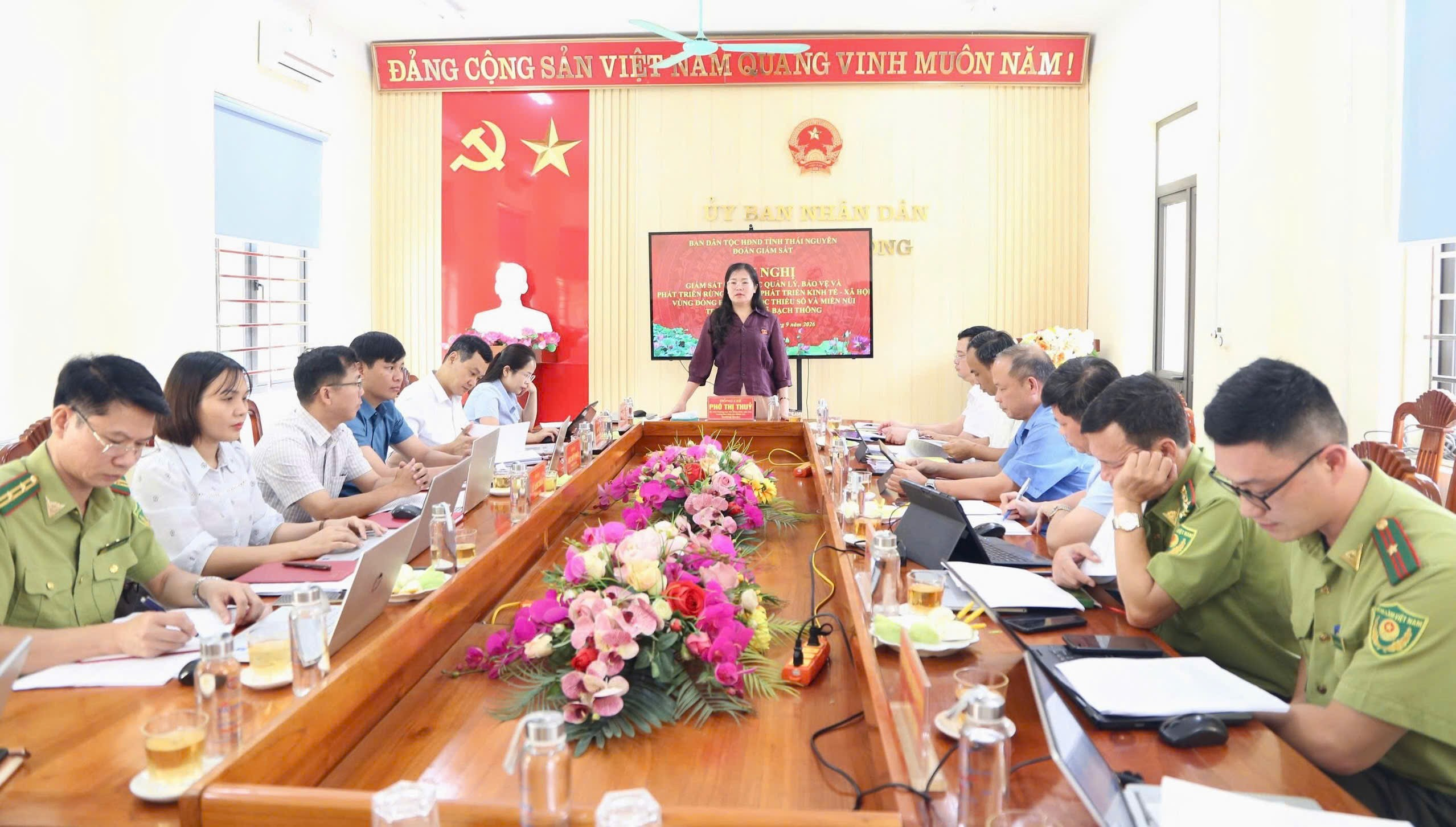 ĐOÀN GIÁM SÁT BAN DÂN TỘC HĐND TỈNH KHẢO SÁT, LÀM VIỆC TẠI XÃ BẠCH THÔNG