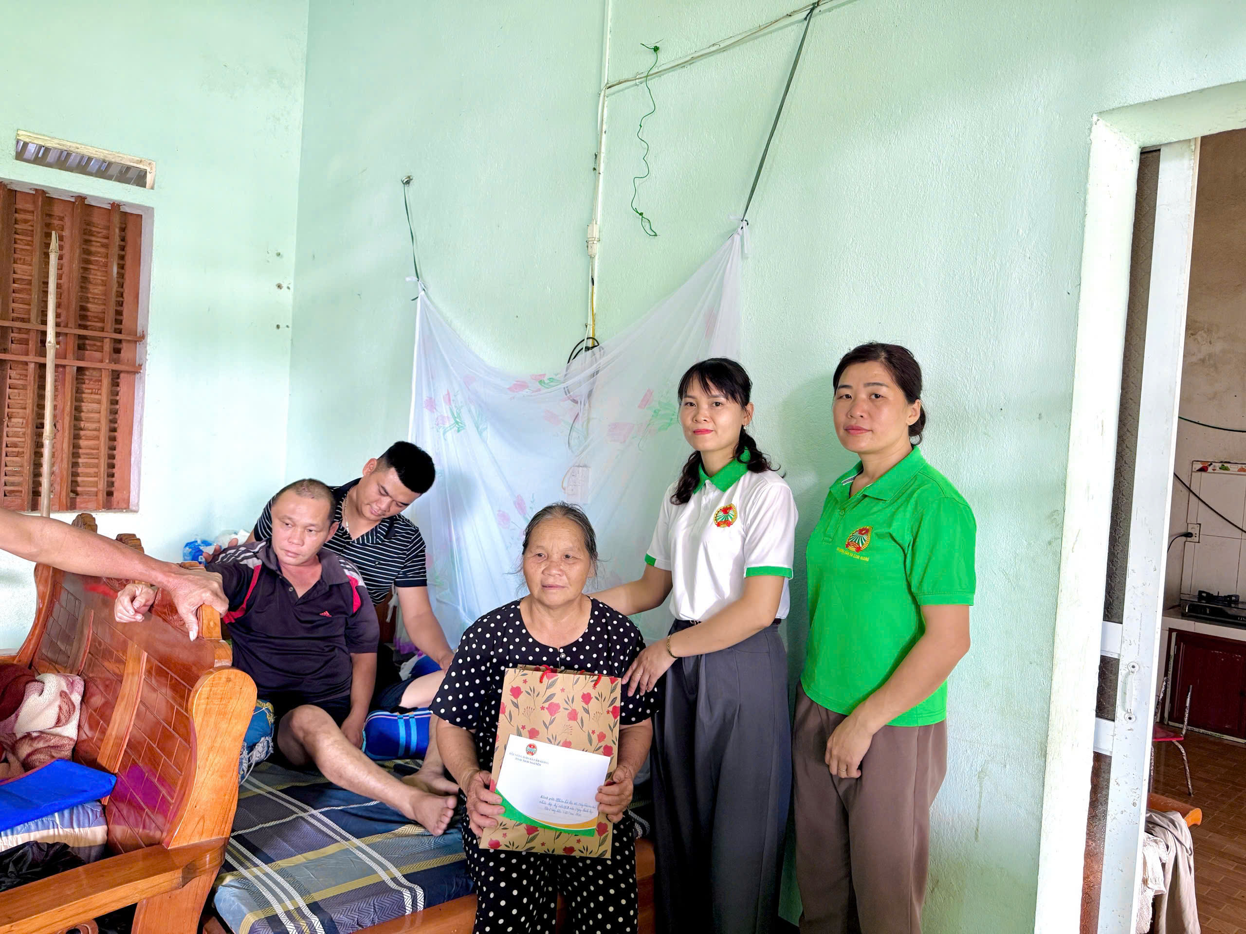 HỘI NÔNG DÂN XÃ CẨM GIÀNG THĂM HỎI, TẶNG QUÀ HỘI VIÊN NÔNG DÂN CAO TUỔI