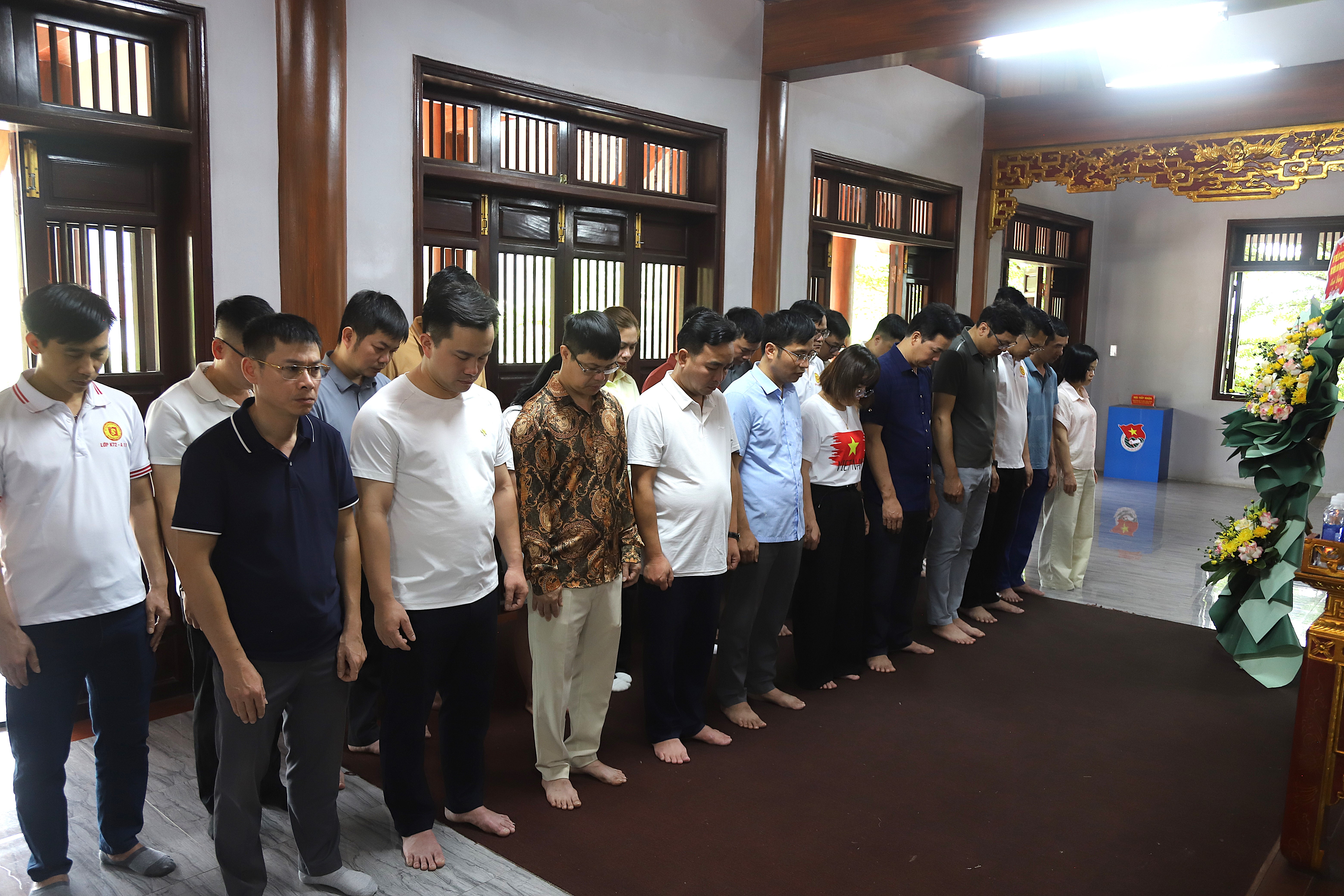 LỚP CAO CẤP LÝ LUẬN CHÍNH TRỊ K72.A11 DÂNG HƯƠNG VỀ NGUỒN TẠI KHU DI TÍCH NÀ TU
