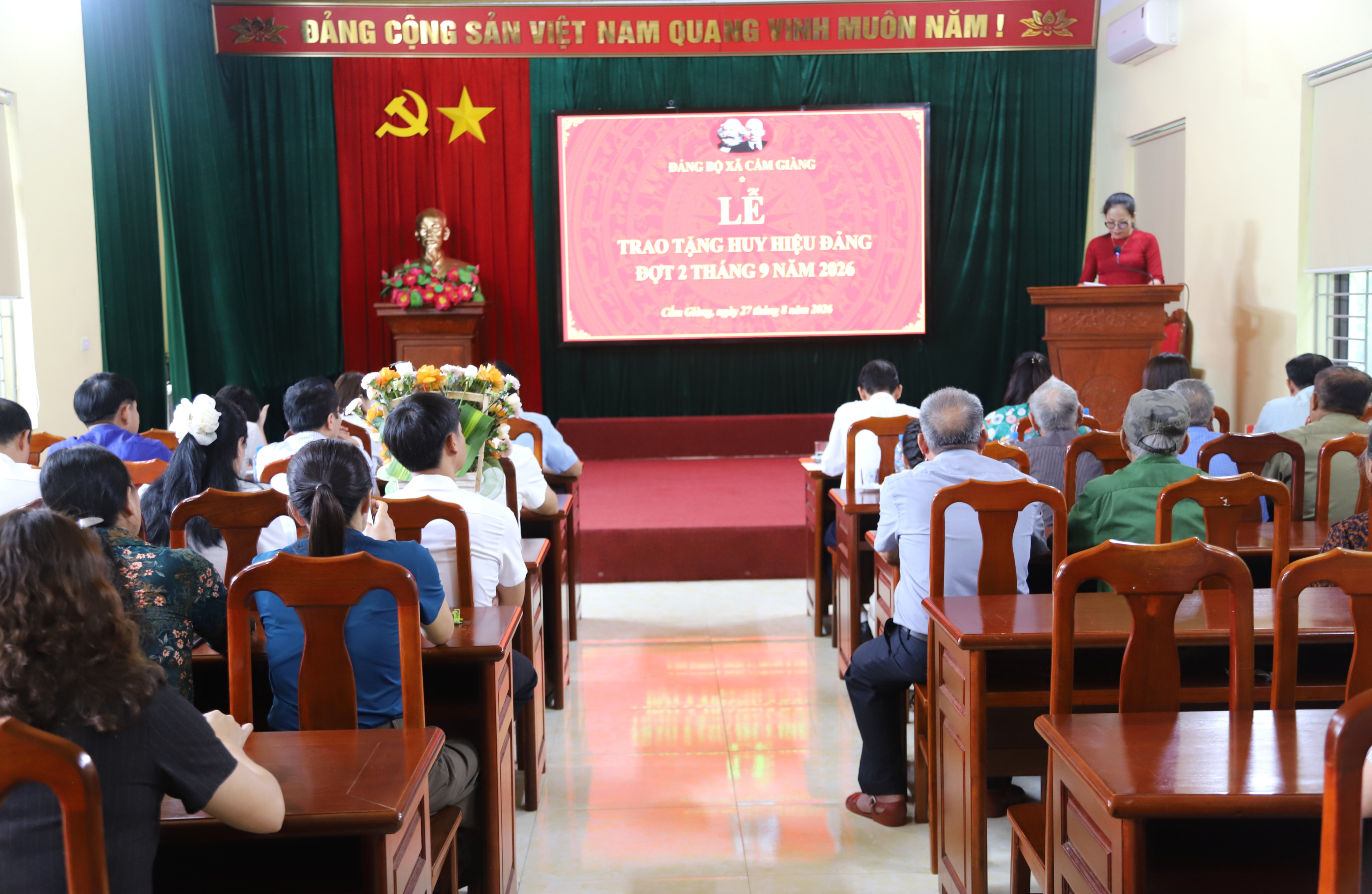 CẨM GIÀNG TỔ CHỨC LỄ TRAO TẶNG HUY HIỆU ĐẢNG ĐỢT 2/9/2026
