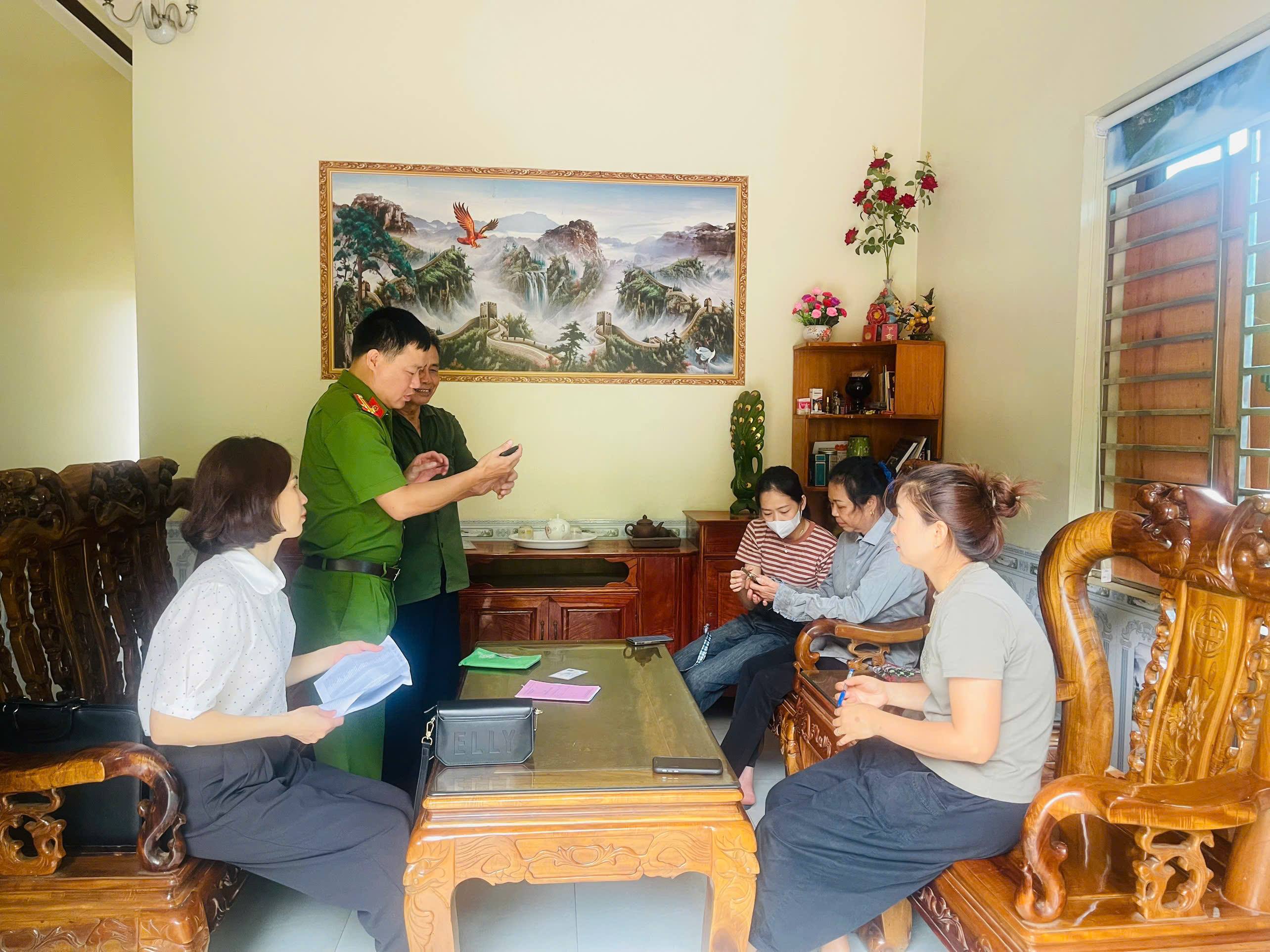 XÃ CẨM GIÀNG TRIỂN KHAI ĐỒNG BỘ CÀI ĐẶT CÁC TIỆN ÍCH TRÊN ỨNG DỤNG VNeID CHO NGƯỜI DÂN