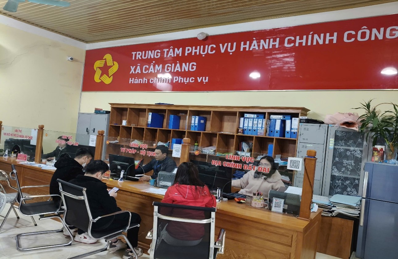 UBND XÃ CẨM GIÀNG PHÊ DUYỆT DANH SÁCH NHÂN SỰ  ĐƯỢC CỬ ĐẾN LÀM VIỆC TẠI TRUNG TÂM PHỤC VỤ  HÀNH CHÍNH CÔNG XÃ CẨM GIÀNG