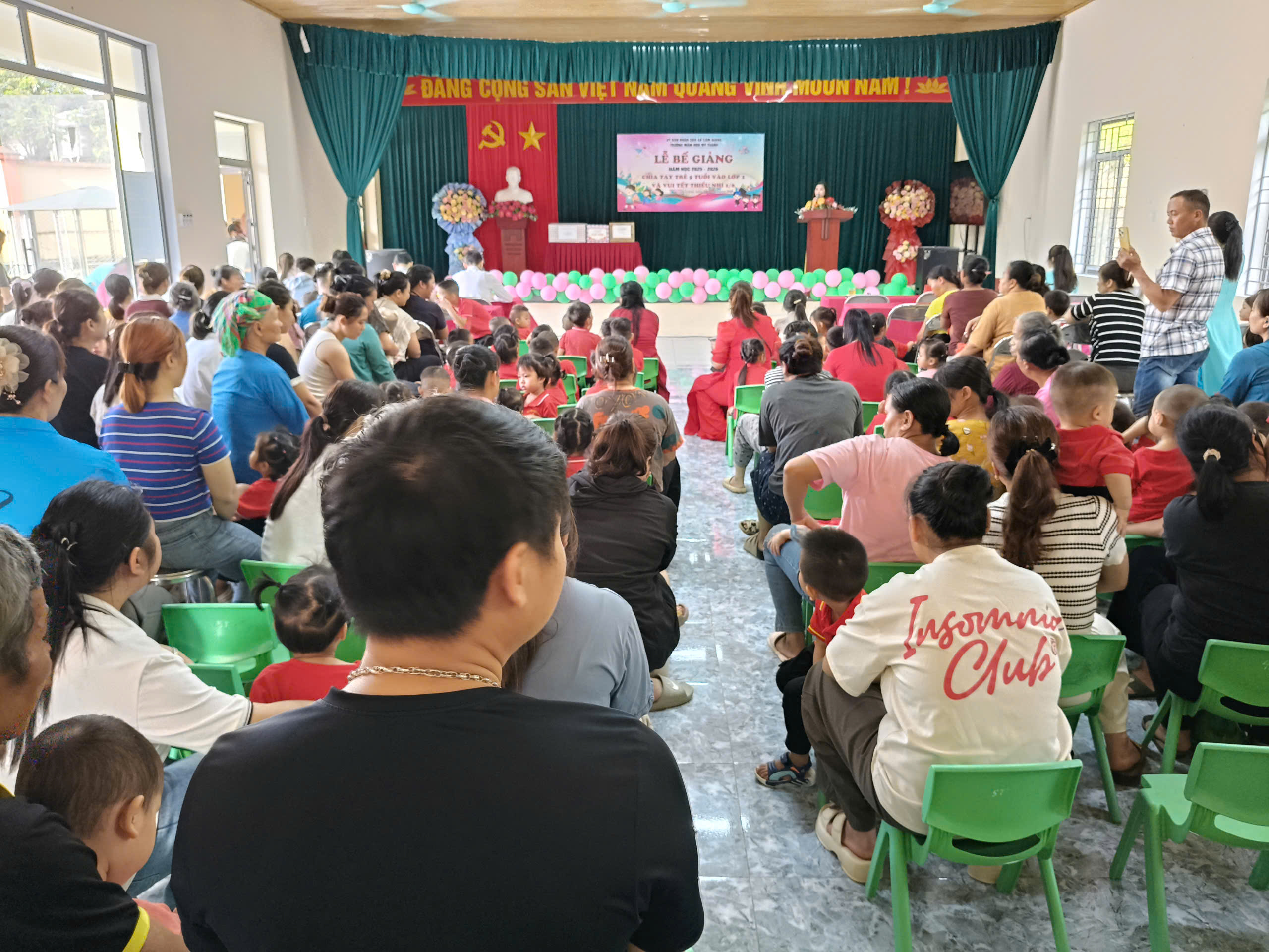 ĐỒNG CHÍ MA NHẬT HOÀI, BÍ THƯ ĐẢNG ỦY XÃ DỰ LỄ BẾ GIẢNG VÀ TRAO QUA TẾT THIẾU NHI 1/6 TẠI TRƯỜNG MẦM NON MỸ THANH