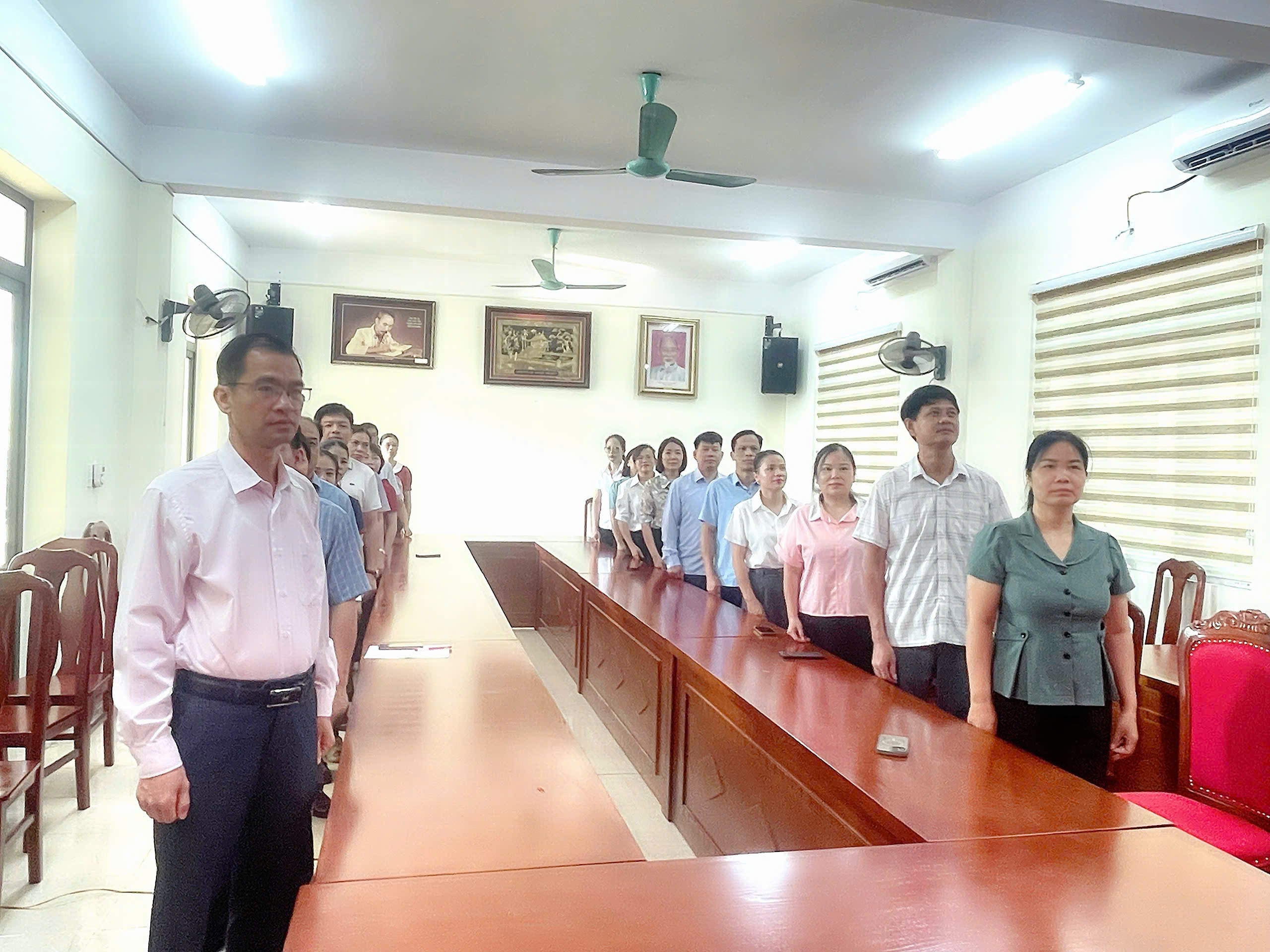 ĐẢNG ỦY XÃ CẨM GIÀNG DUY TRÌ NỀN NẾP SINH HOẠT CHÍNH TRỊ DƯỚI CỜ THÁNG 6 NĂM 2026.