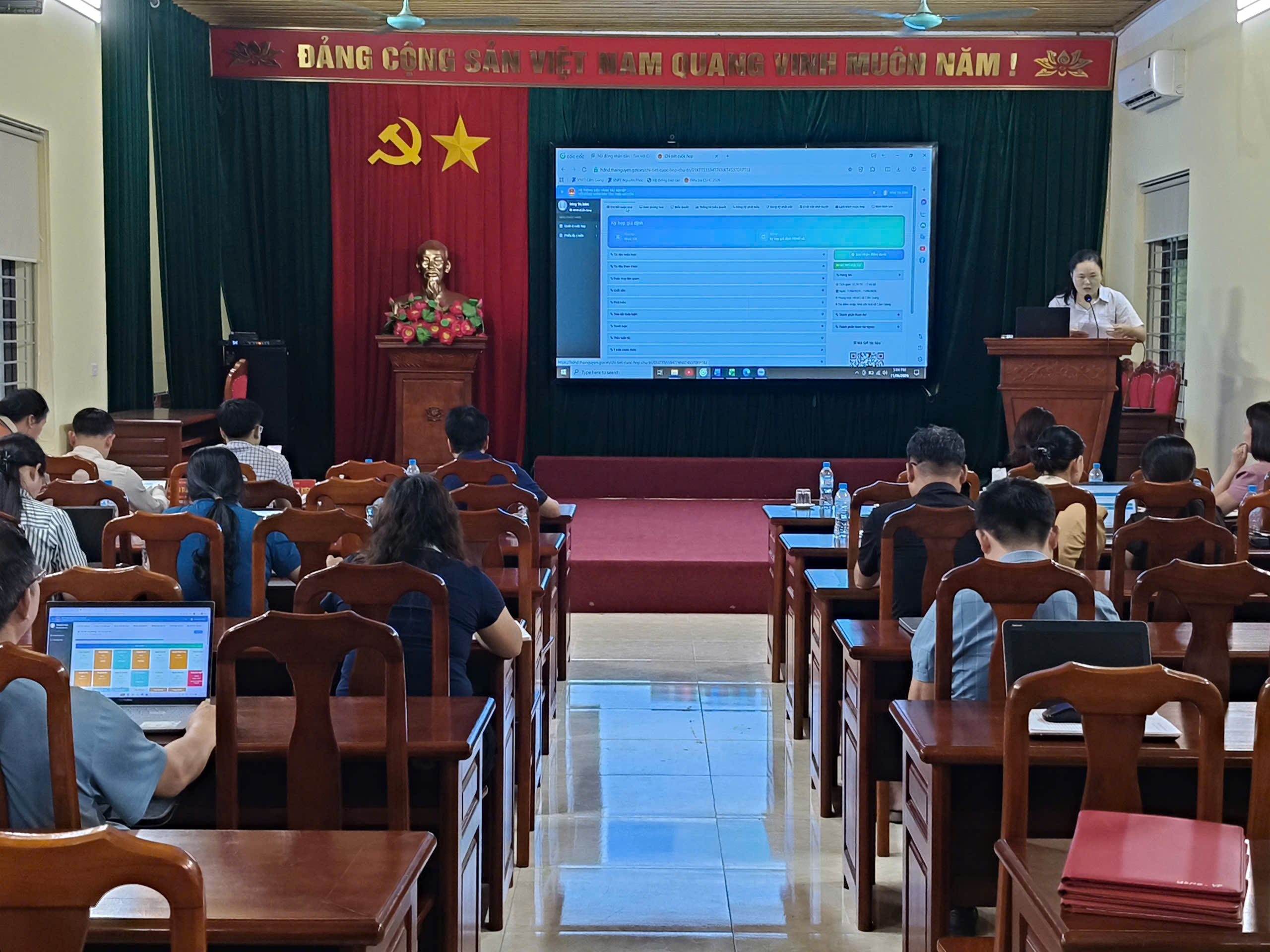 HĐND XÃ CẨM GIÀNG TẬP HUẤN SỬ DỤNG HỆ THỐNG PHÒNG HỌP KHÔNG GIẤY CHO ĐẠI BIỂU HĐND