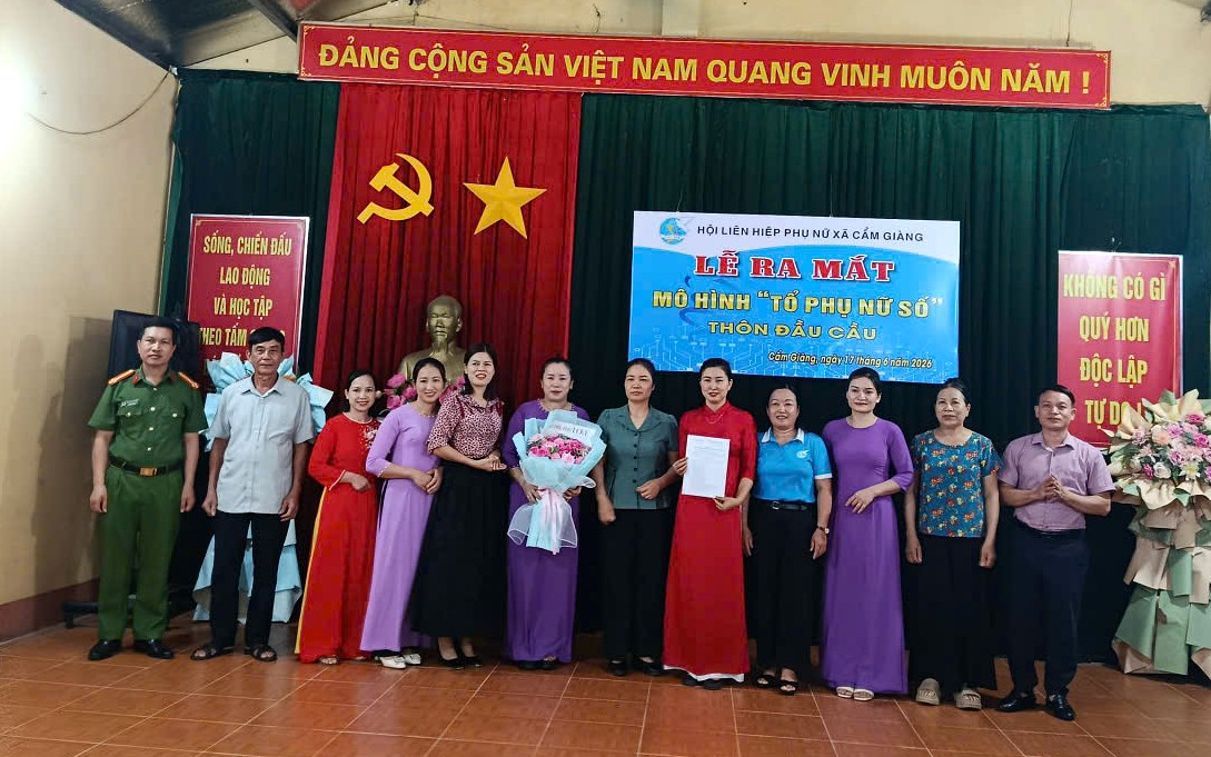 LỄ RA MẮT THÀNH LẬP MÔ HÌNH “TỔ PHỤ NỮ SỐ” THÔN ĐẦU CẦU