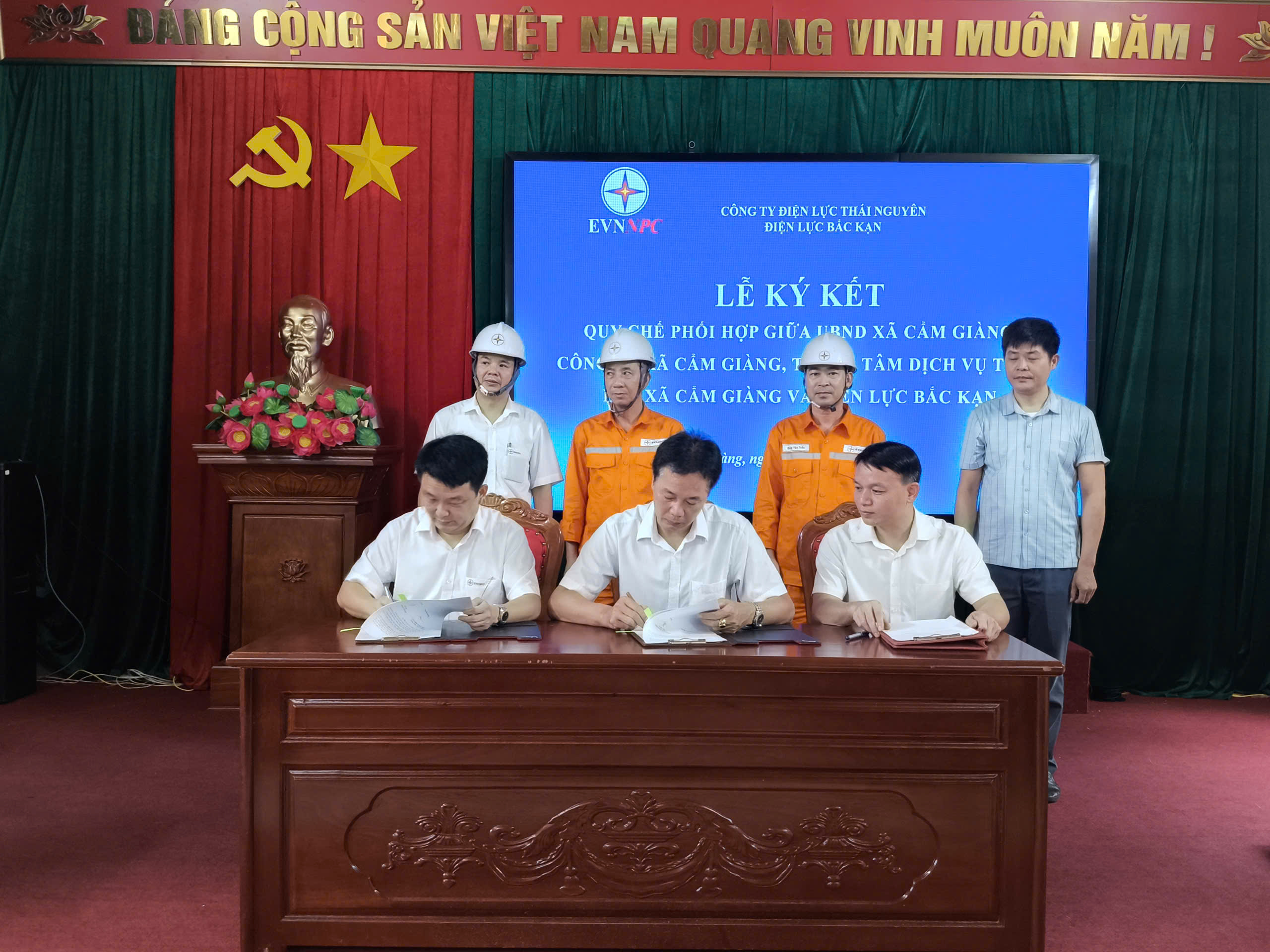 LỄ KÝ KẾT QUY CHẾ PHỐI HỢP GIỮA UBND XÃ CẨM GIÀNG,  CÔNG AN XÃ CẨM GIÀNG, TRUNG TÂM DỊCH VỤ TỔNG HỢP XÃ CẨM GIÀNG VÀ ĐIỆN LỰC BẮC KẠN
