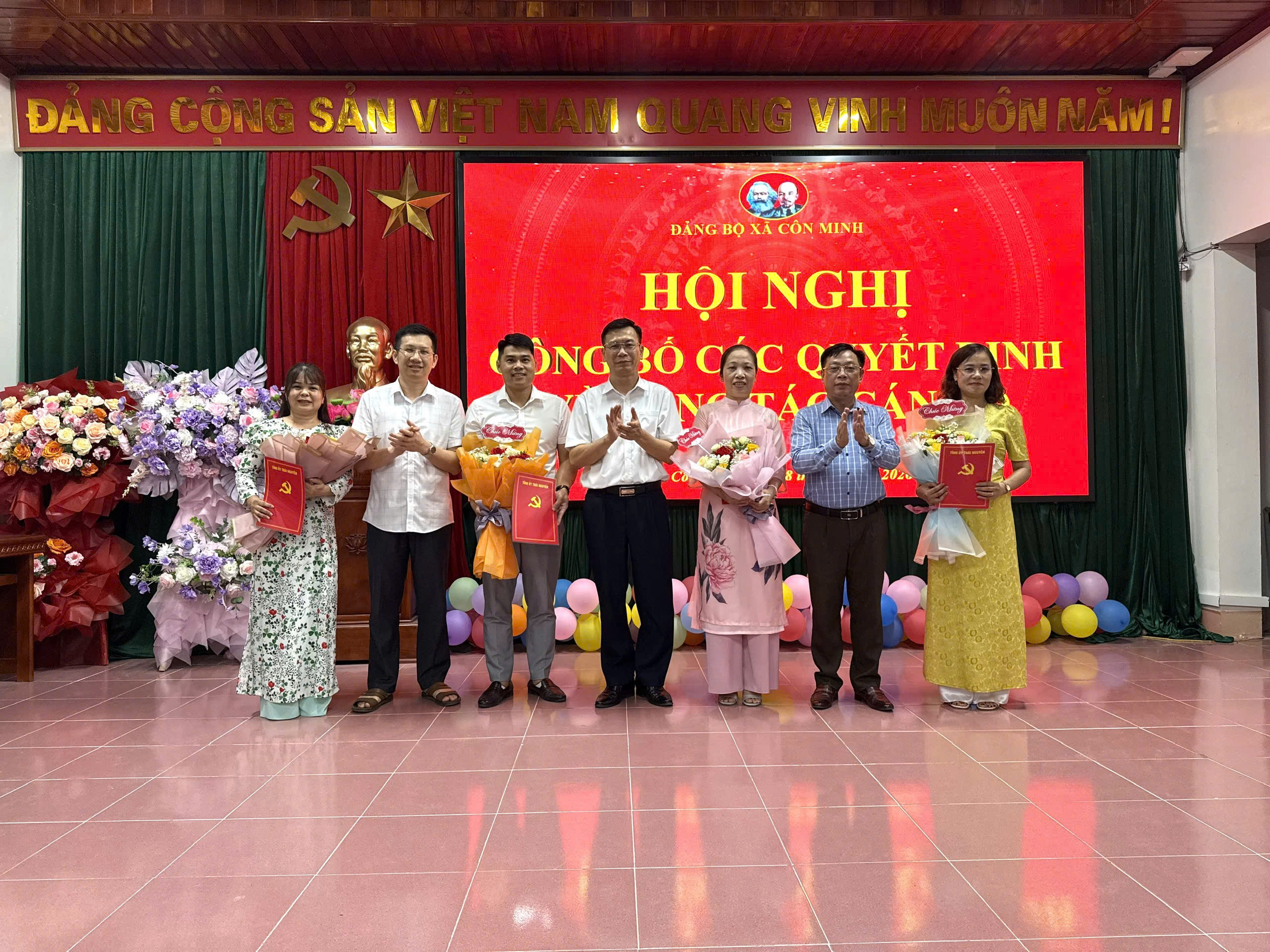 Xã Côn Minh công bố các Quyết định về công tác cán bộ