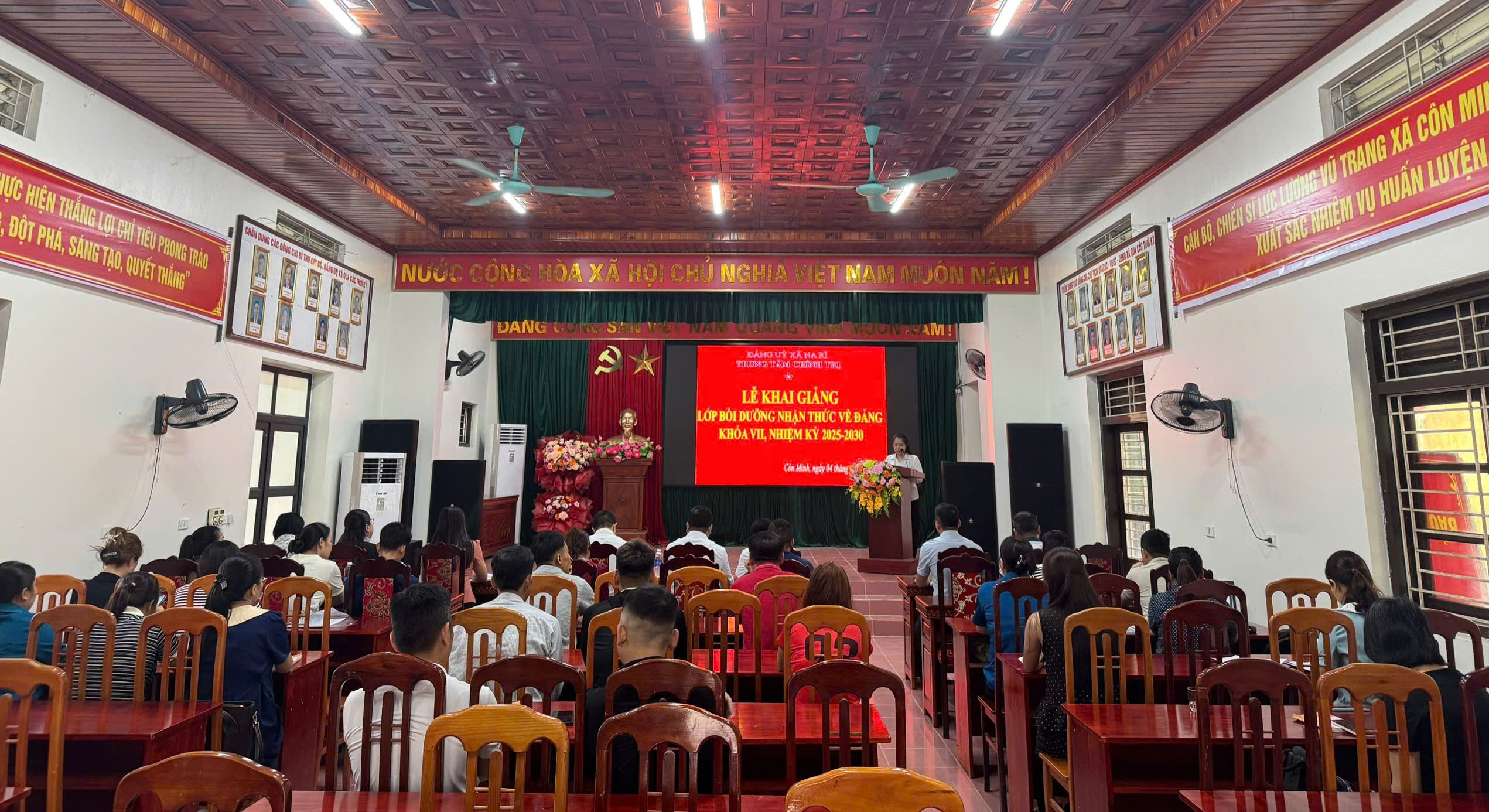 KHAI GIẢNG LỚP BỒI DƯỠNG NHẬN THỨC VỀ ĐẢNG KHÓA VII NĂM 2026 TẠI XÃ CÔN MINH
