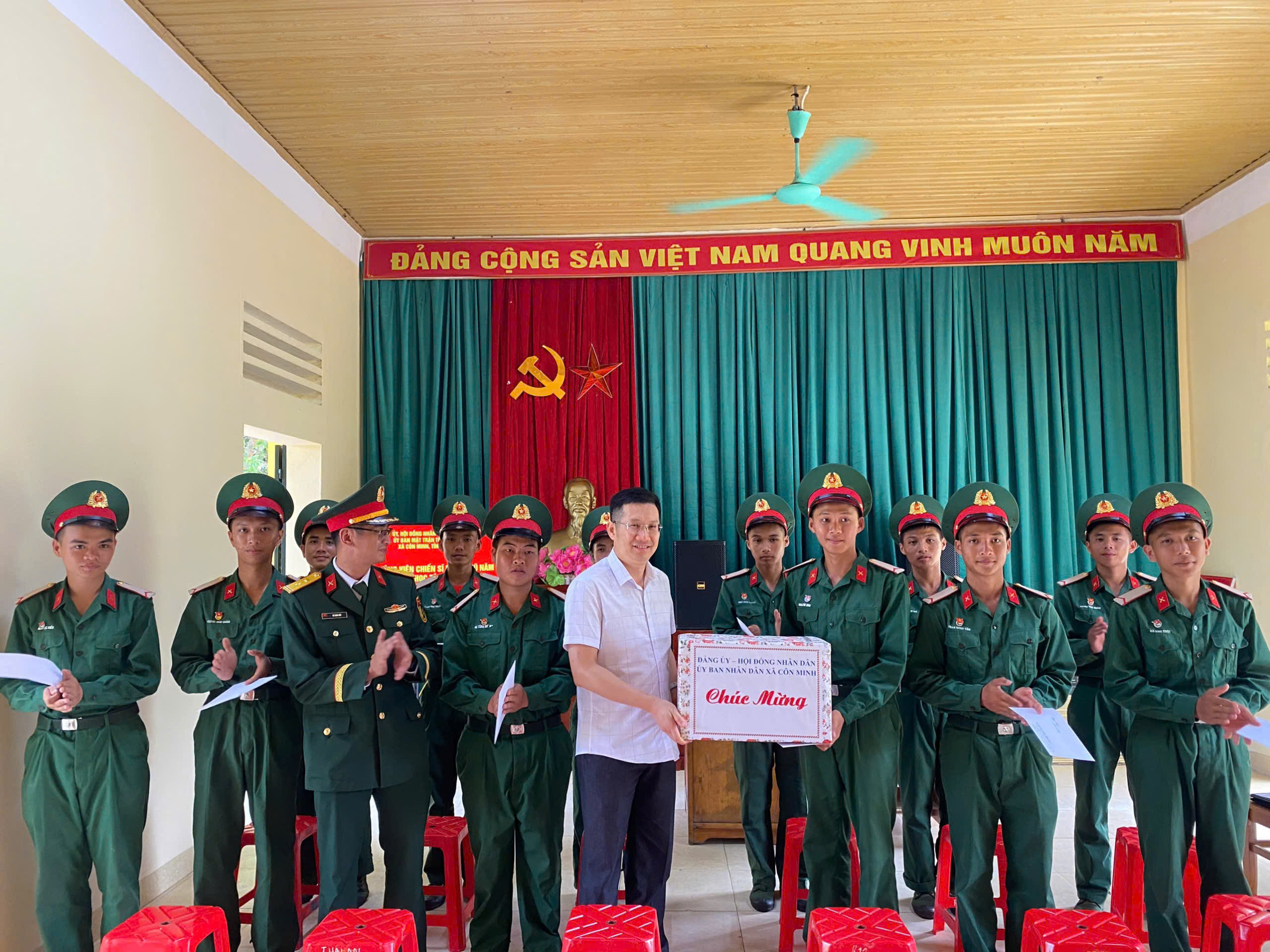 ĐỒNG CHÍ TRỊNH ĐỨC MINH, CHỦ TỊCH UBND XÃ DỰ LỄ TUYÊN THỆ CHIẾN SĨ MỚI TẠI TRUNG ĐOÀN 246
