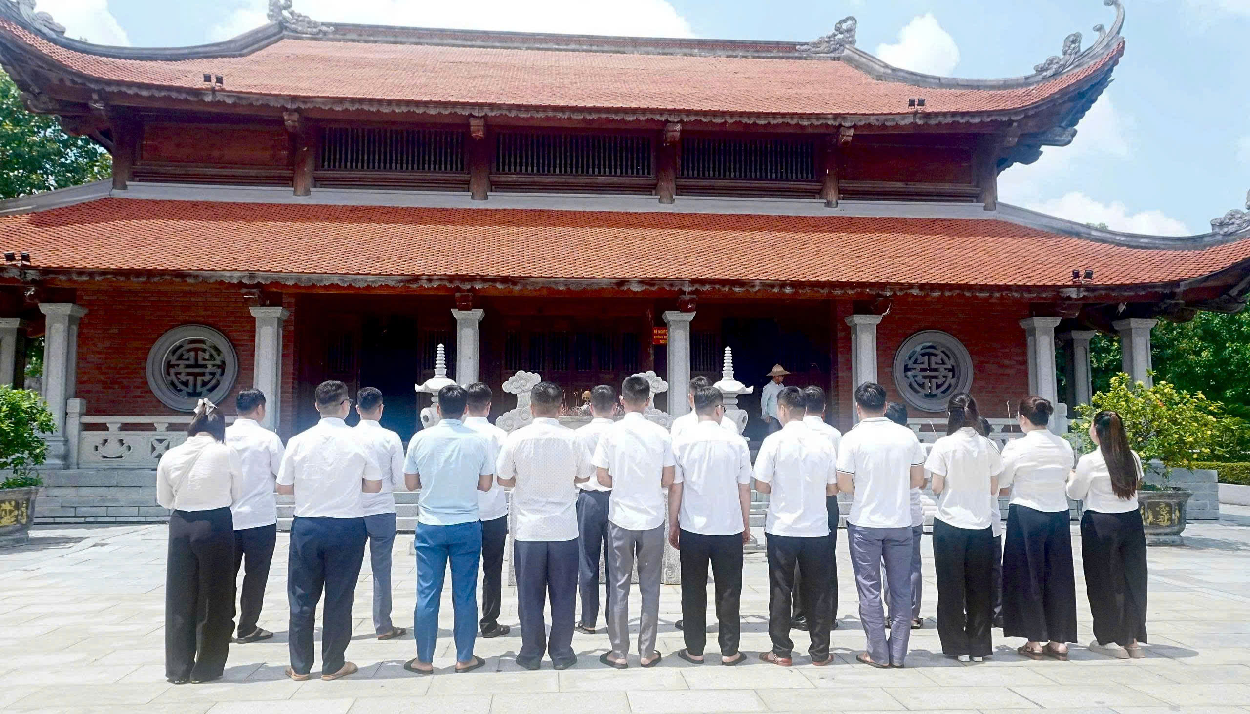 Chi bộ UBND xã Côn Minh tổ chức hành trình về nguồn, sinh hoạt chuyên đề tại “địa chỉ đỏ” Nhà tưởng niệm đồng chí Nguyễn Đức Cảnh