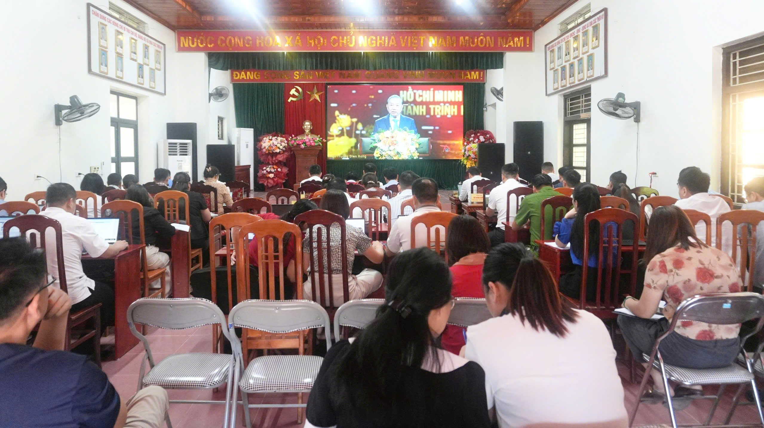 Xã Côn Minh tham dự Hội nghị toàn quốc nghiên cứu, học tập, quán triệt và triển khai thực hiện một số Nghị quyết, Chỉ thị của Bộ Chính trị