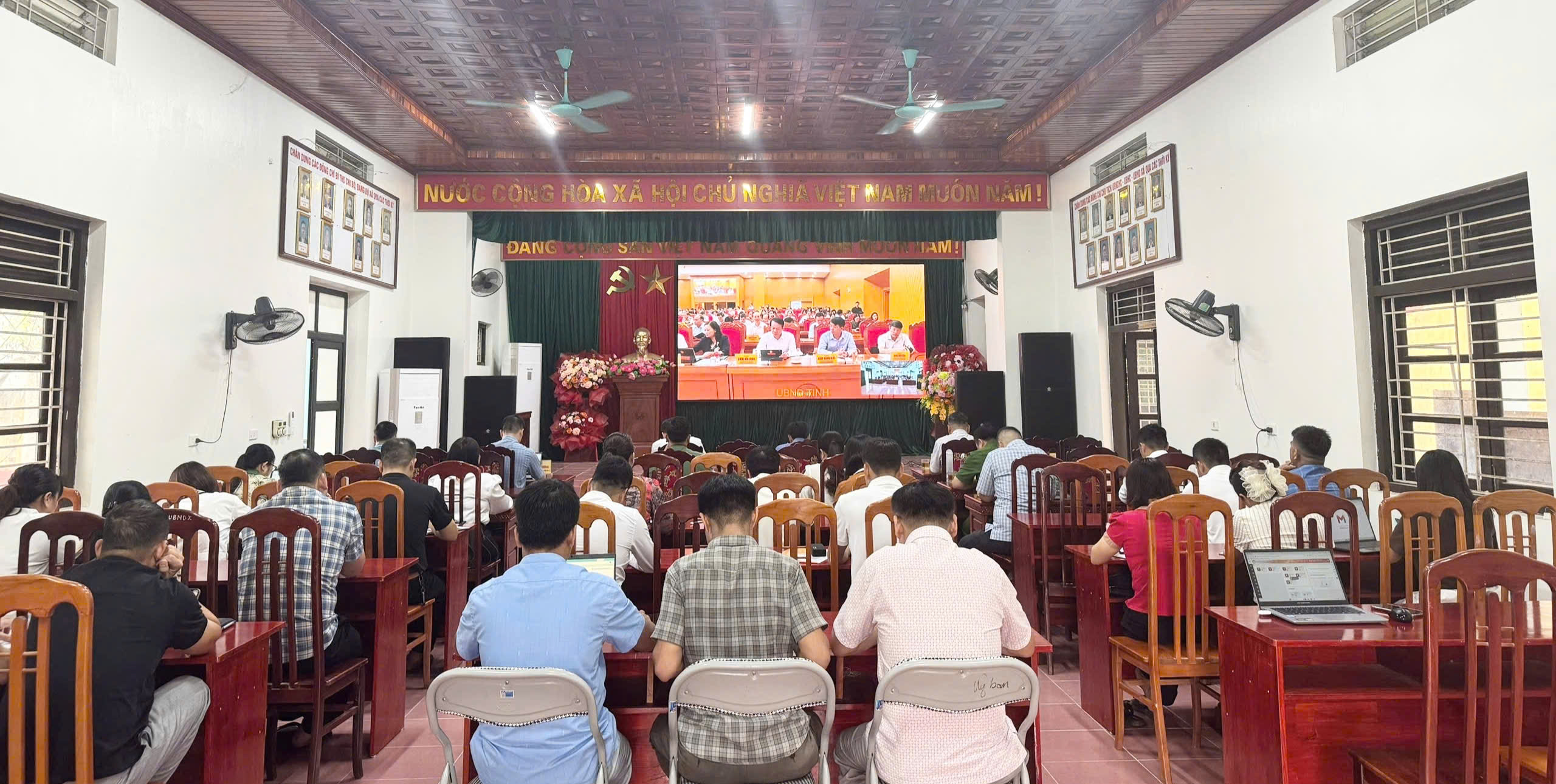 Xã Côn Minh tham dự Hội nghị trực tuyến quán triệt, triển khai thực hiện một số nghị quyết, chỉ thị của Bộ Chính trị và của Tỉnh ủy