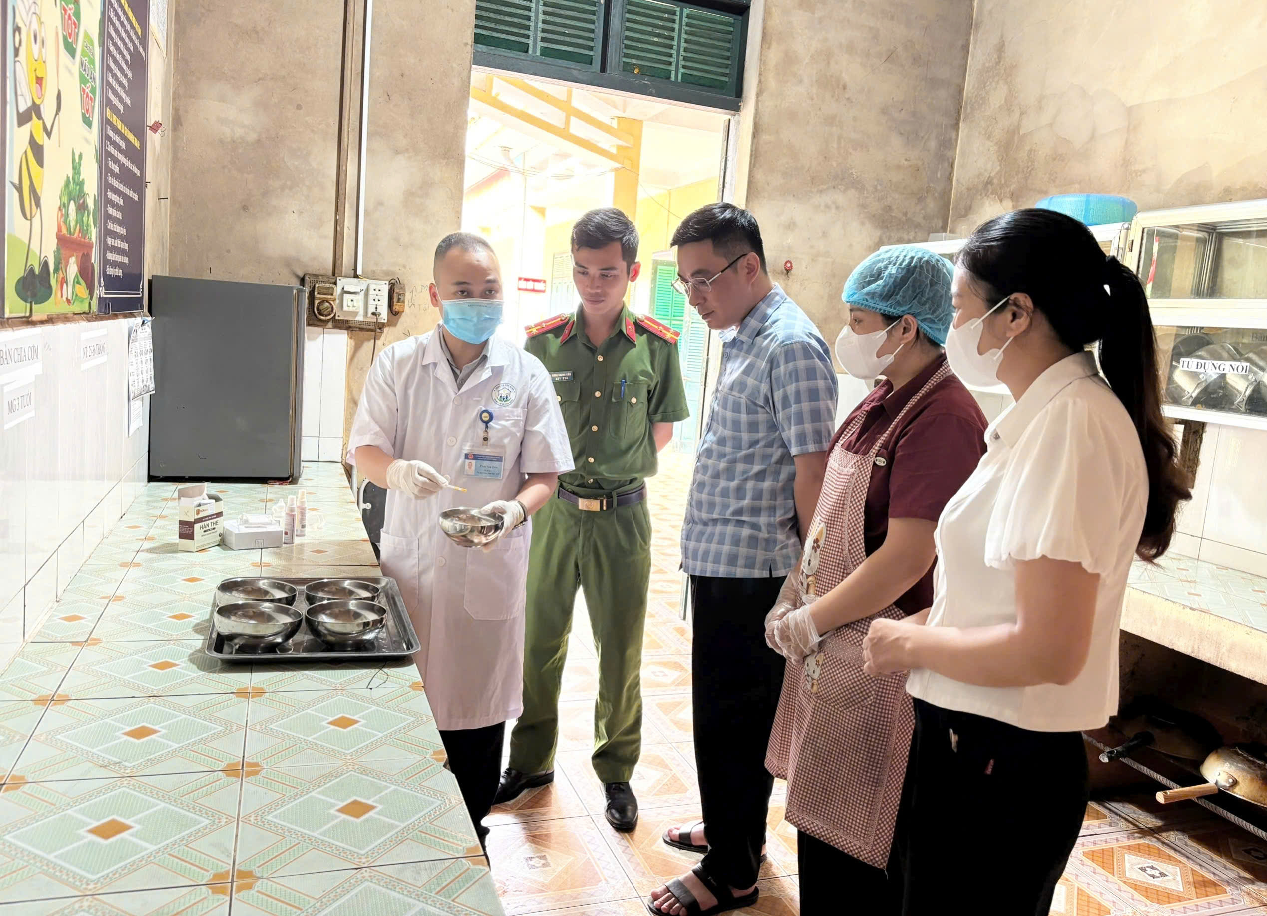 Kiểm tra công tác bảo đảm an toàn thực phẩm tại Trường Mầm non Côn Minh