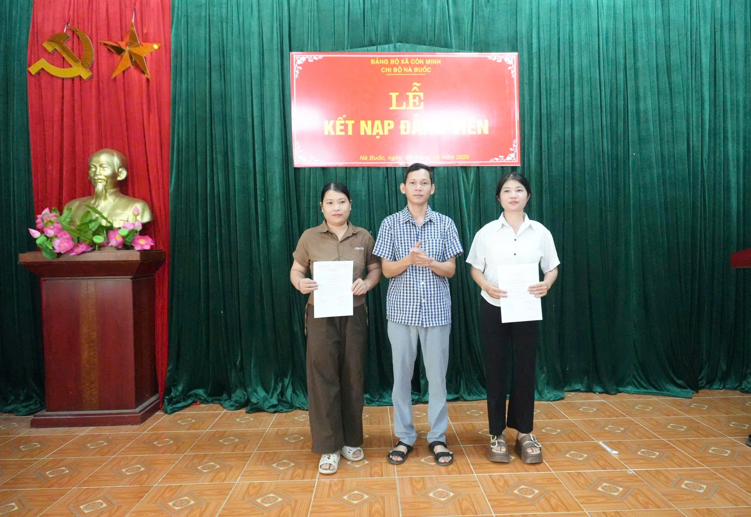 Chi bộ thôn Nà Buốc kết nạp 2 đảng viên mới