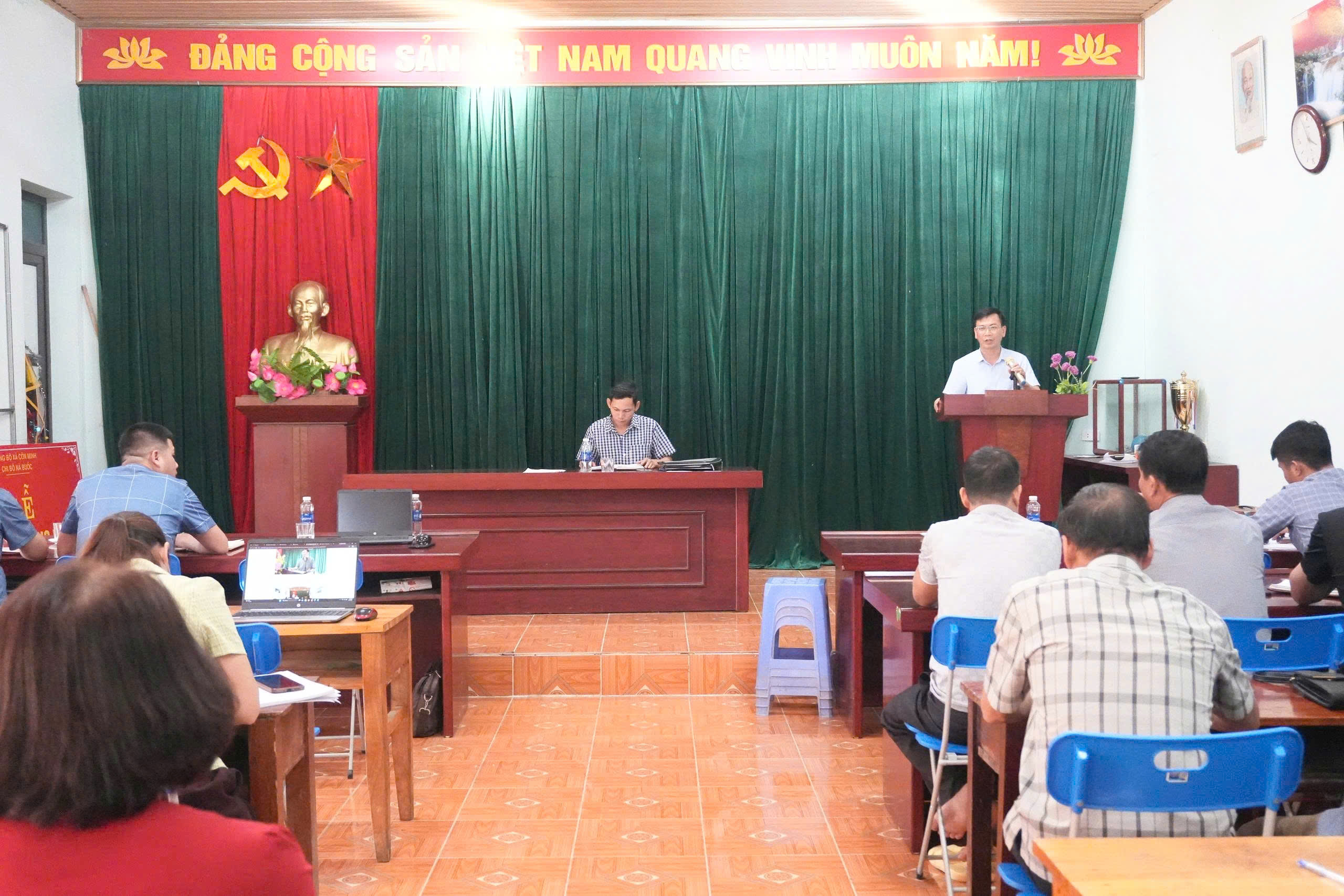 Đồng chí Bí thư Đảng ủy dự sinh hoạt tại Chi bộ thôn Nà Buốc