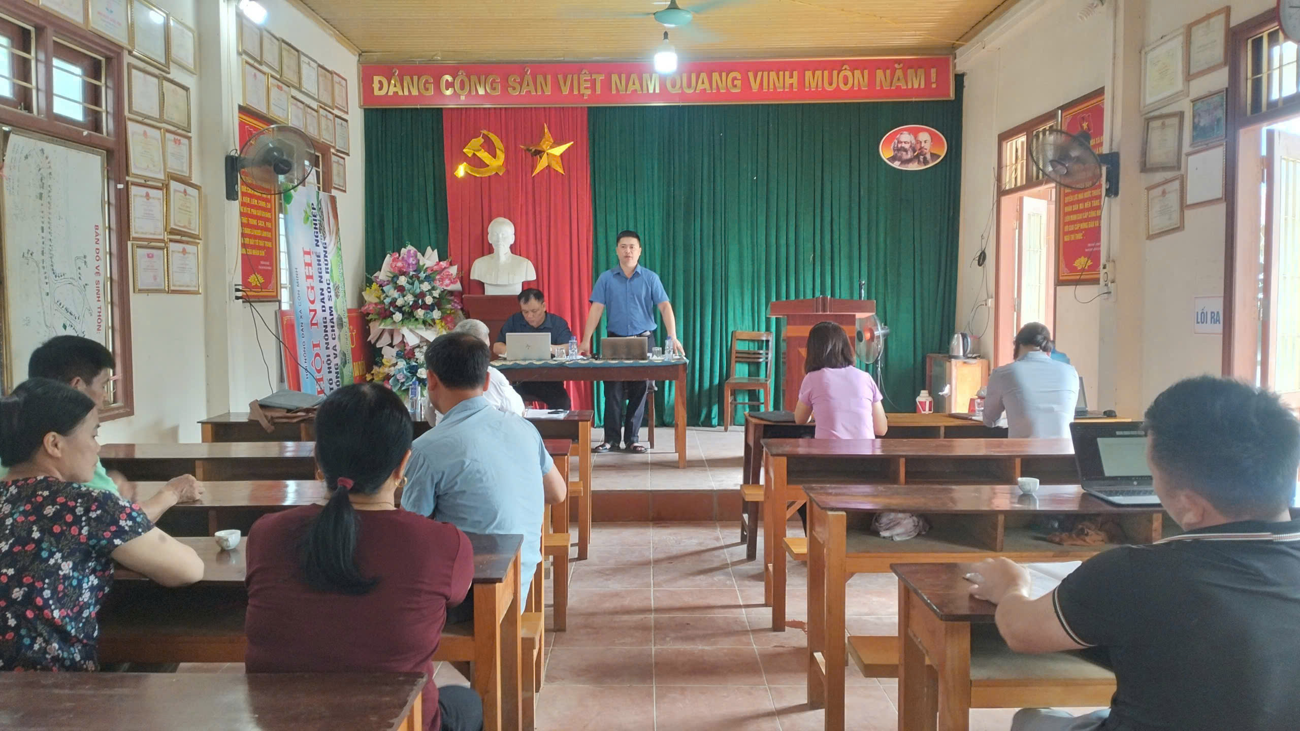 Anh-tin-bai