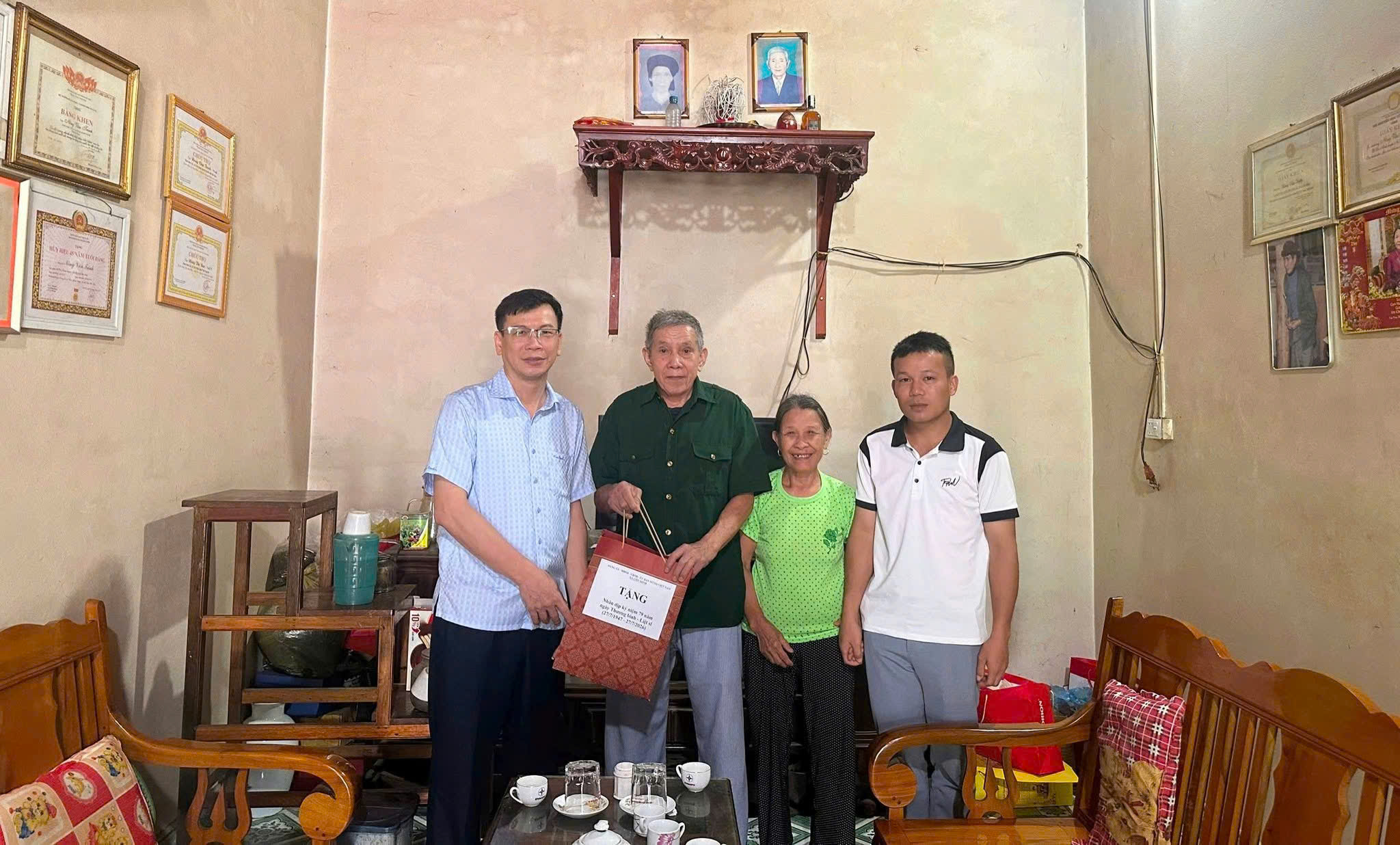 Anh-tin-bai