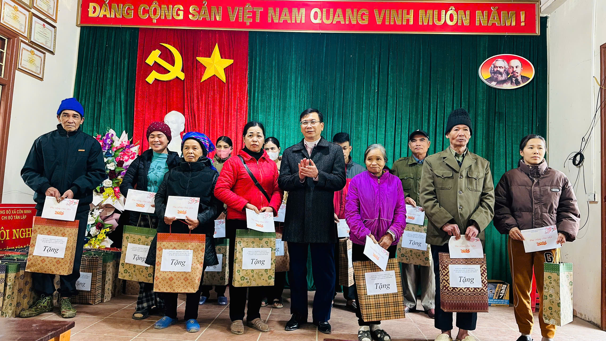 Xã Côn Minh thành lập 06 đoàn công tác tặng quà cho hộ nghèo, hộ cận nghèo nhân dịp Tết Nguyên đán Bính Ngọ năm 2026