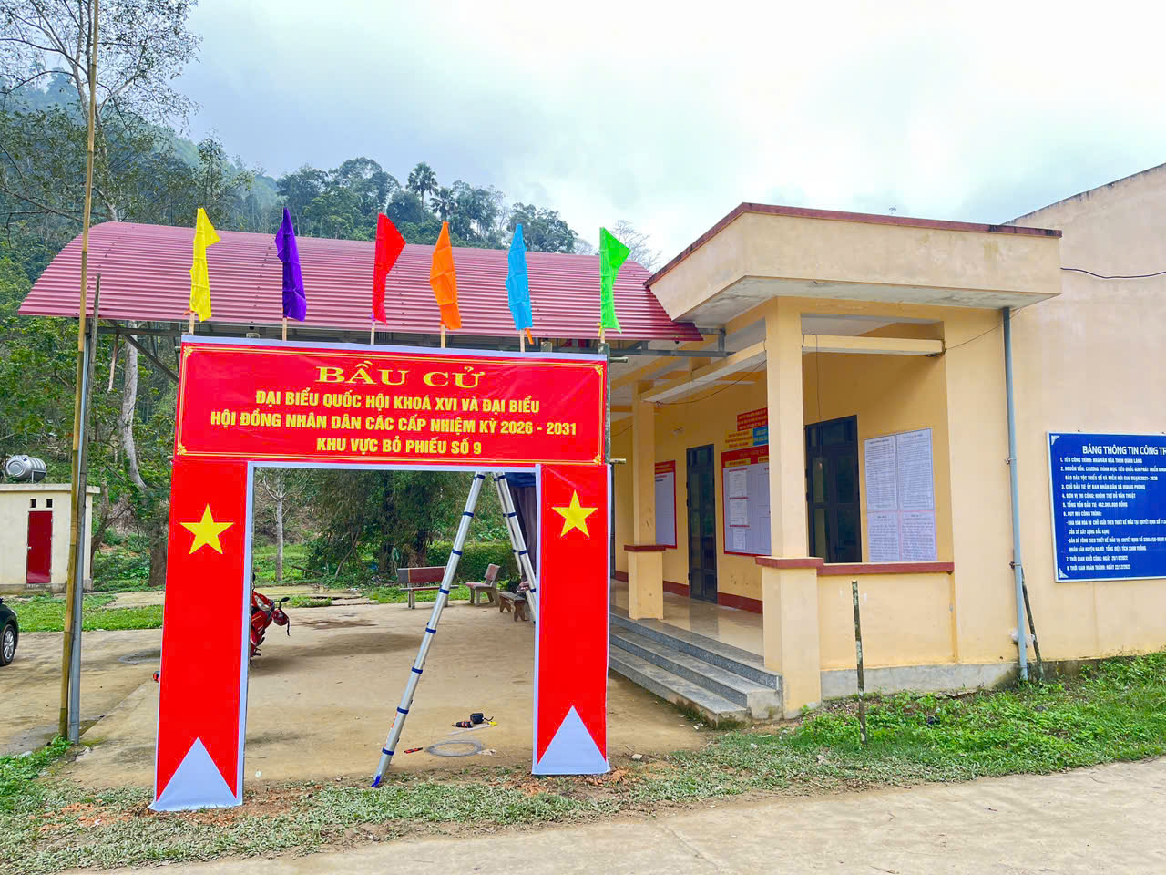 XÃ CÔN MINH HOÀN TẤT TRANG TRÍ VÀ CHUẨN BỊ CƠ SỞ VẬT CHẤT TẠI 15 KHU VỰC BỎ PHIẾU