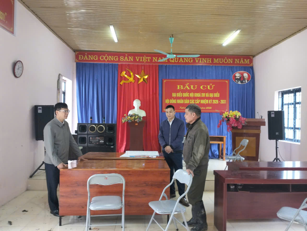 Thường trực Đảng ủy xã kiểm tra công tác chuẩn bị bầu cử