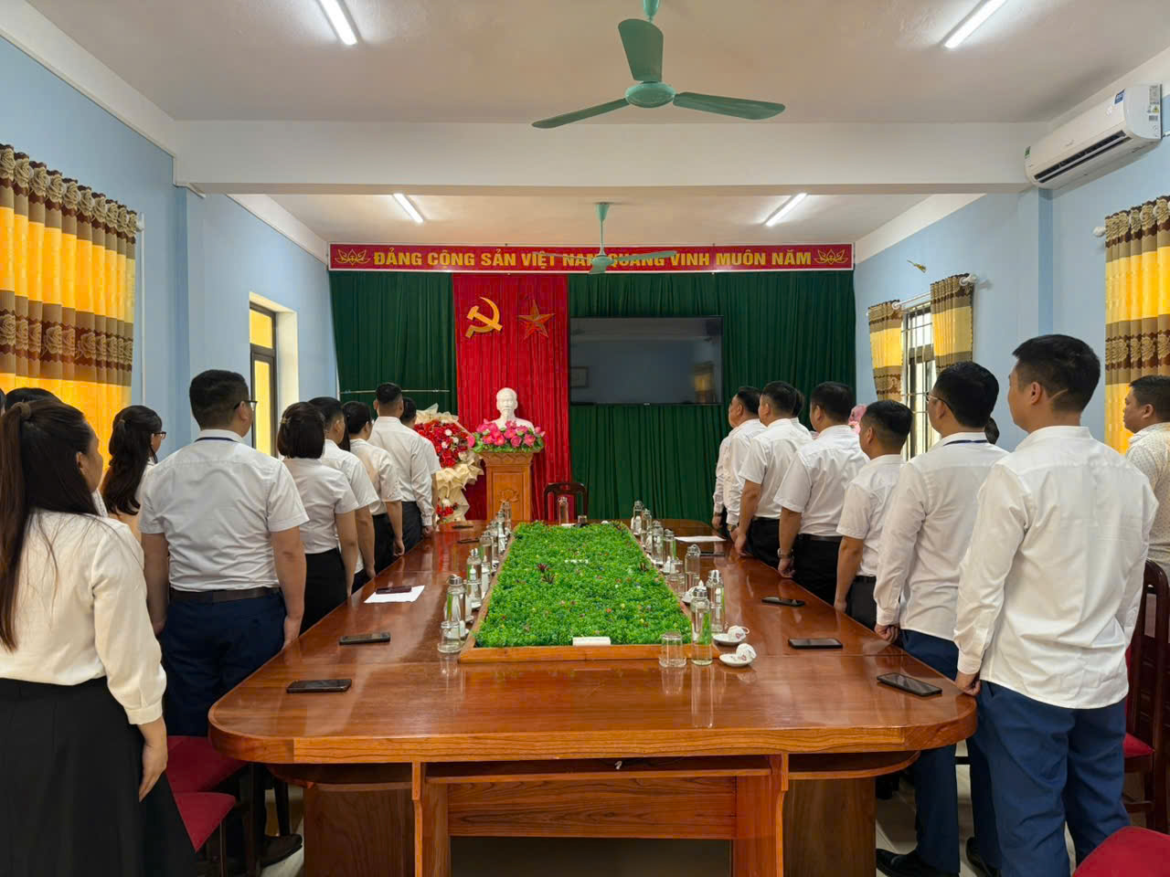 Chi bộ UBND xã Côn Minh tổ chức lễ chào cờ đầu tuần