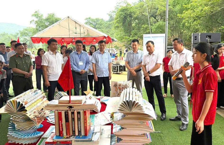 XÃ CÔN MINH RỘN RÀNG LỄ RA MẮT MÔ HÌNH THƯ VIỆN VÀ TRUNG TÂM SINH HOẠT VĂN HOÁ CỘNG ĐỒNG NHÂN NGÀY SÁCH VIỆT NAM