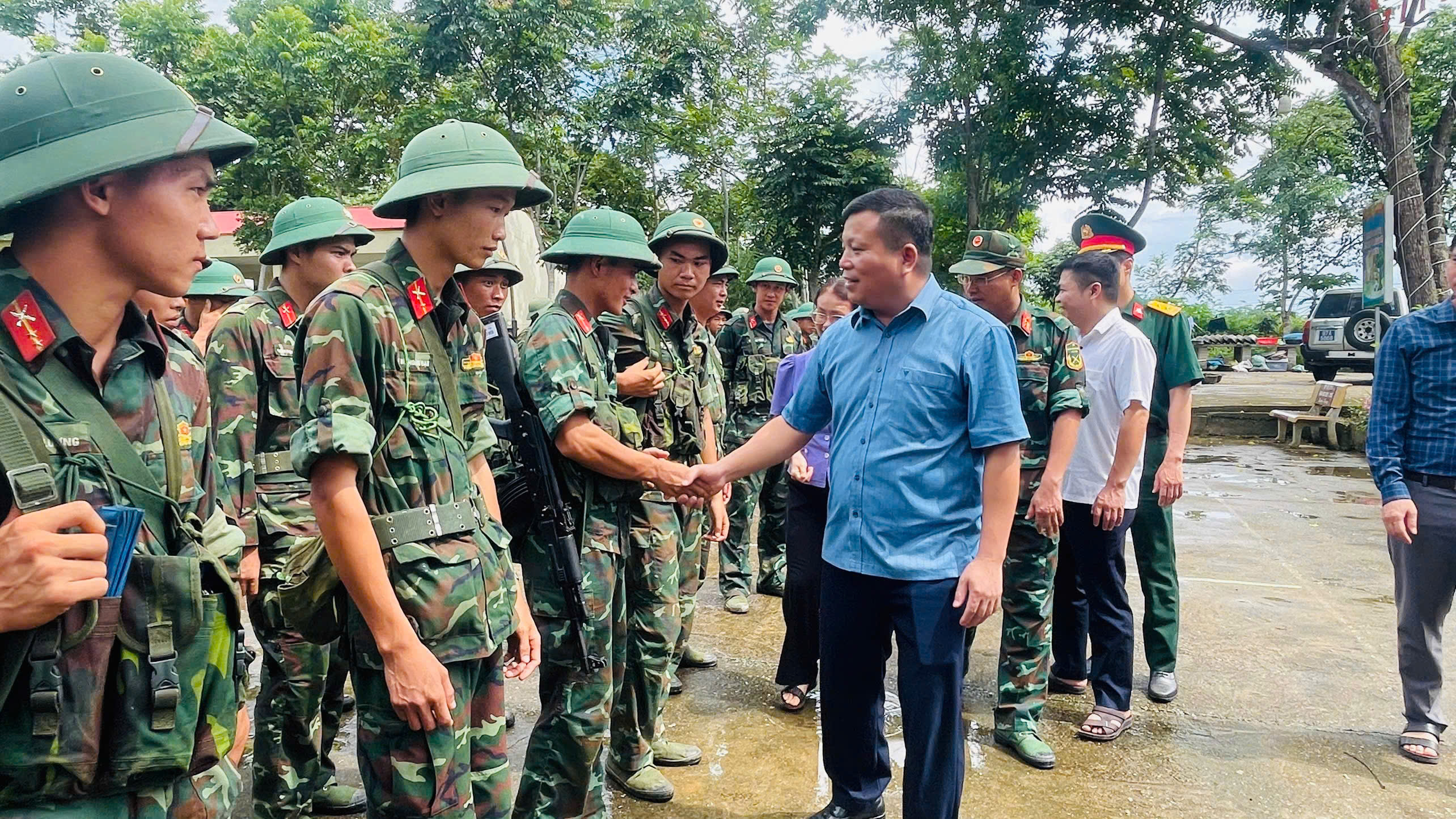 LÃNH ĐẠO XÃ XUÂN DƯƠNG THĂM, TẶNG QUÀ ĐỘNG VIÊN CÁN BỘ, CHIẾN SĨ TRUNG ĐOÀN 246 HÀNH QUÂN HUẤN LUYỆN 