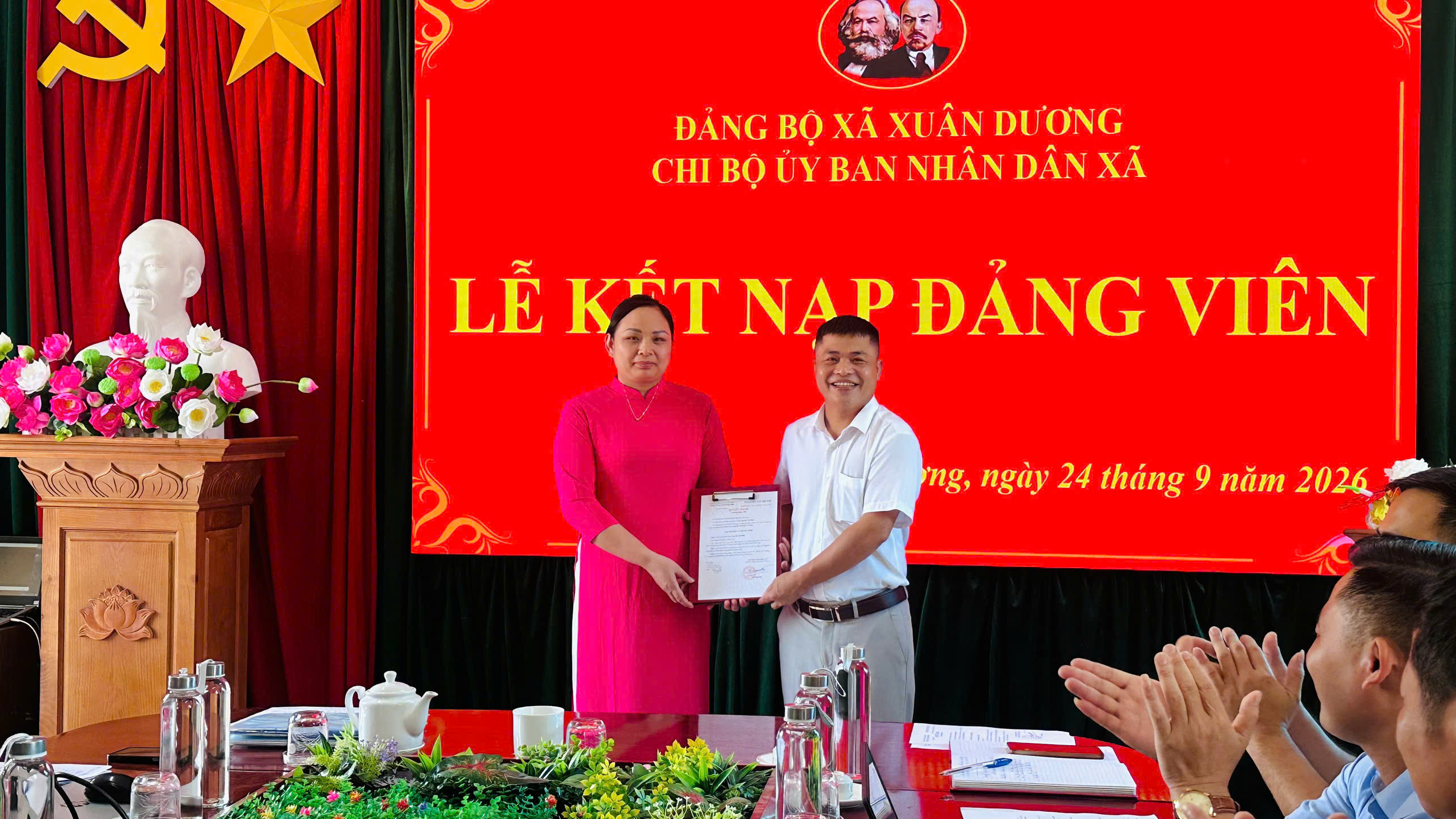 CHI BỘ ỦY BAN NHÂN DÂN XÃ XUÂN DƯƠNG TỔ CHỨC LỄ KẾT NẠP ĐẢNG VIÊN MỚI