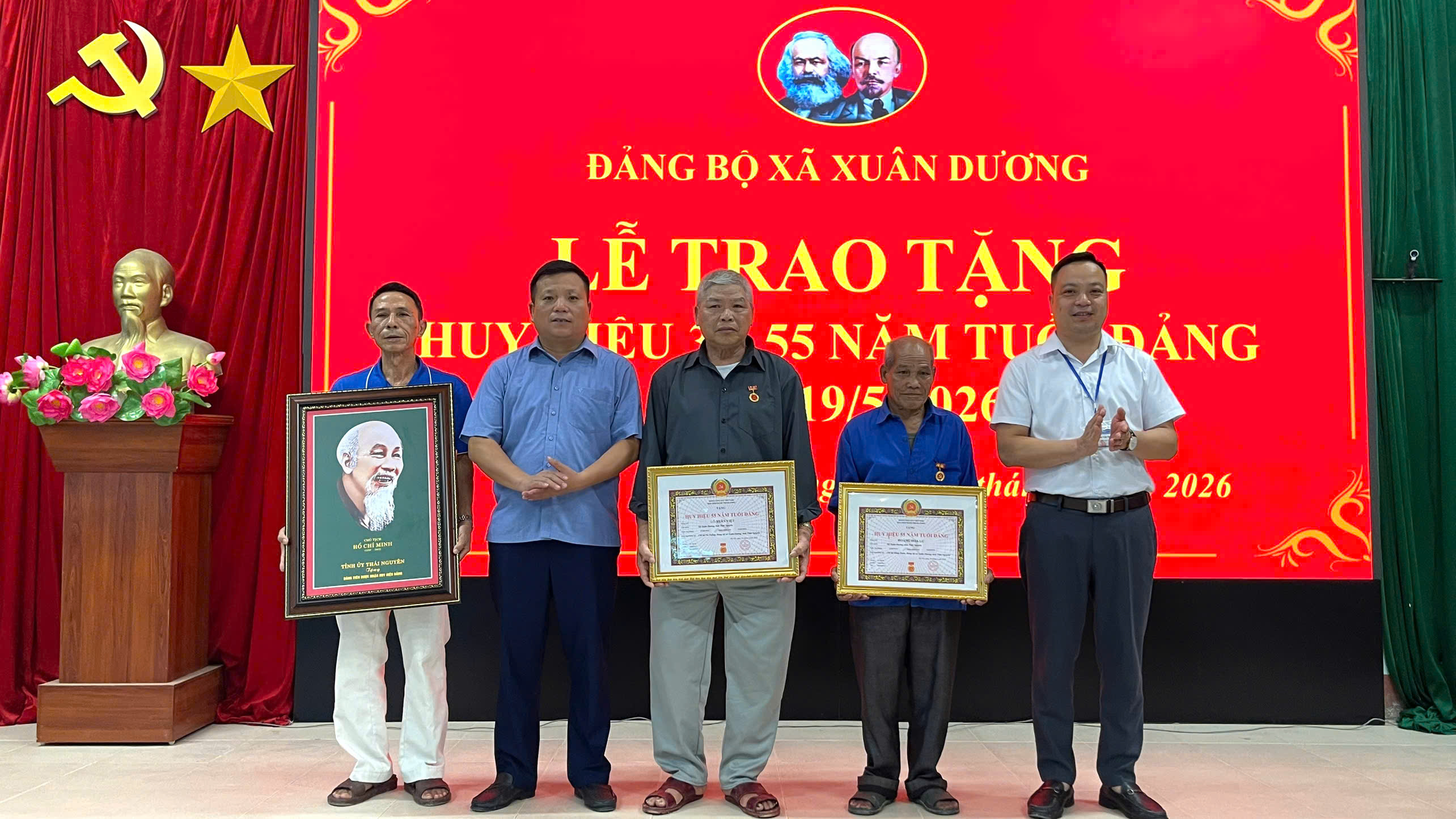 Đảng ủy xã  Xuân Dương tổ chức trao tặng Huy hiệu Đảng cho 04 đảng viên đợt 19/5/2026 kỷ niệm 136 năm ngày sinh Chủ tịch Hồ Chí Minh (19/5/1890 - 19/5/2026)