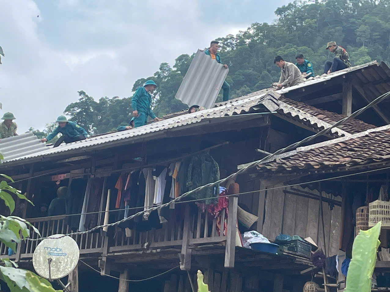 CÁC LỰC LƯỢNG XÃ VĨNH THÔNG THAM GIA HỖ TRỢ NGƯỜI DÂN KHẮC PHỤC HẬU QUẢ MƯA ĐÁ