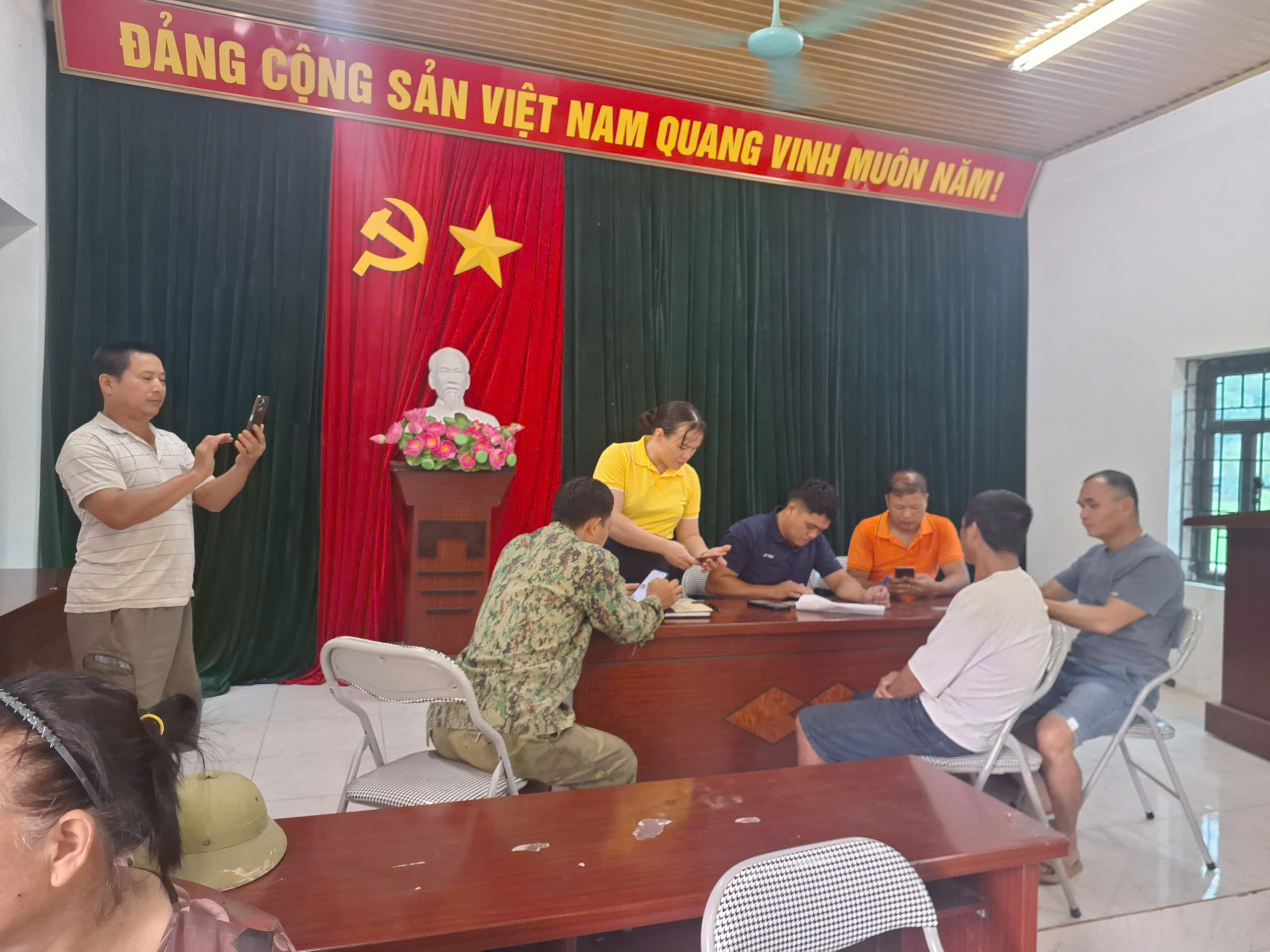 TỔ CÔNG TÁC SỐ 1 ĐẨY MẠNH HƯỚNG DẪN CÀI ĐẶT, SỬ DỤNG CHỮ KÝ SỐ CÔNG CỘNG CHO NGƯỜI DÂN TẠI CÁC THÔN