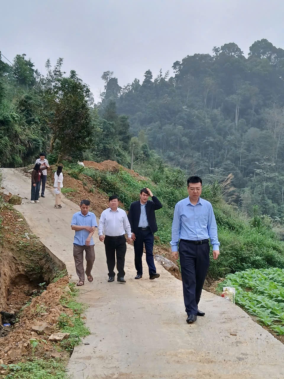 ĐOÀN CÔNG TÁC SỞ Y TẾ KHẢO SÁT THỰC TRẠNG TRẠM Y TẾ TRÊN ĐỊA BÀN XÃ VĨNH THÔNG