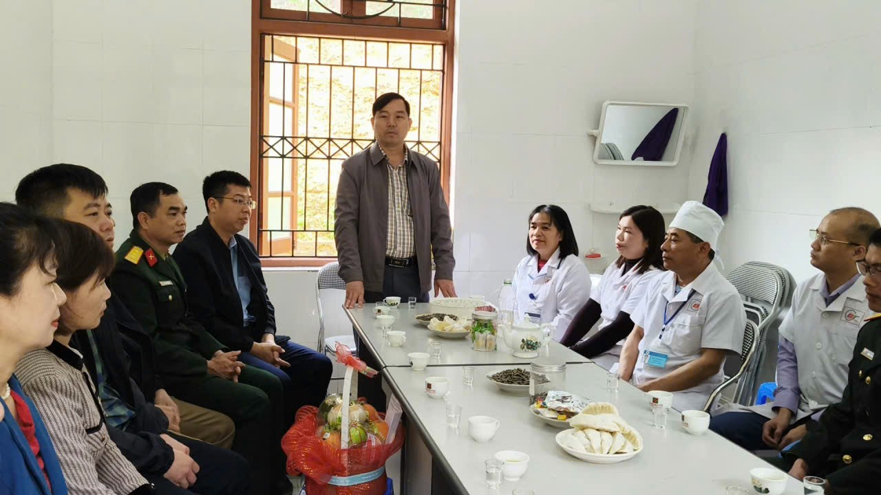 LÃNH ĐẠO XÃ VĨNH THÔNG THĂM, TẶNG HOA CHÚC MỪNG NHÂN DỊP KỶ NIỆM 71 NĂM NGÀY THẦY THUỐC VIỆT NAM  27/02/2026