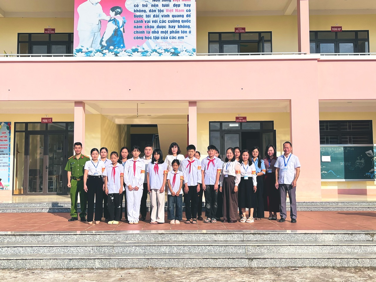 RA MẮT MÔ HÌNH “CỔNG TRƯỜNG AN TOÀN GIAO THÔNG” TẠI TRƯỜNG TH&amp;THCS VĨNH THÔNG