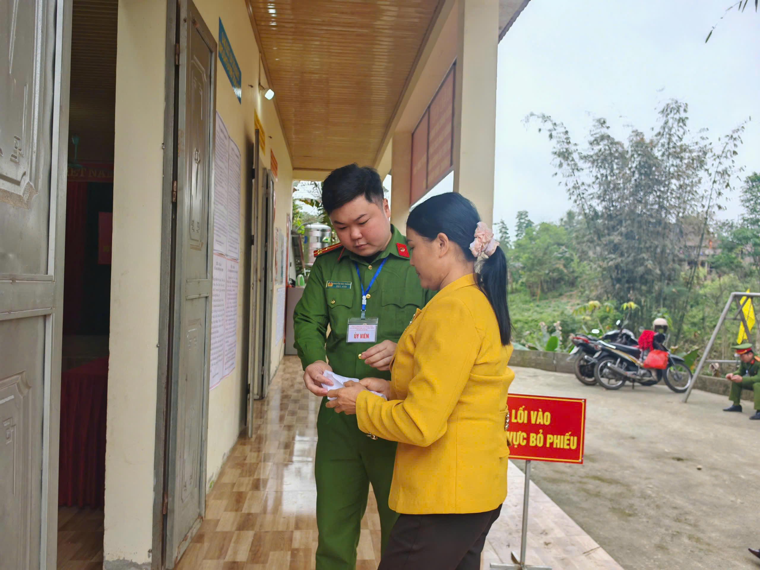 CÔNG AN XÃ VĨNH THÔNG ĐƯỢC KHEN THƯỞNG TRONG CÔNG TÁC BẢO ĐẢM AN NINH, TRẬT TỰ PHỤC VỤ BẦU CỬ