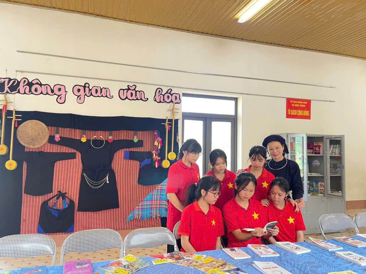 CÔNG AN XÃ VĨNH THÔNG TẶNG SÁCH, CHUNG TAY XÂY DỰNG “THƯ VIỆN VÀ TRUNG TÂM SINH HOẠT VĂN HÓA CỘNG ĐỒNG”