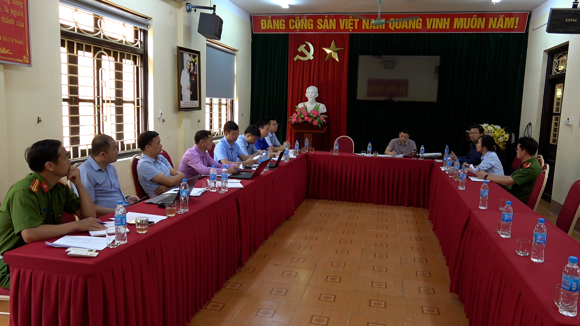 ĐOÀN CÔNG TÁC CỦA TỈNH KIỂM TRA VIỆC THỰC HIỆN CÁC CHIẾN DỊCH SỐ HÓA DỮ LIỆU VÀ XÂY DỰNG CƠ SỞ DỮ LIỆU  ĐẤT ĐAI TẠI XÃ VĨNH THÔNG
