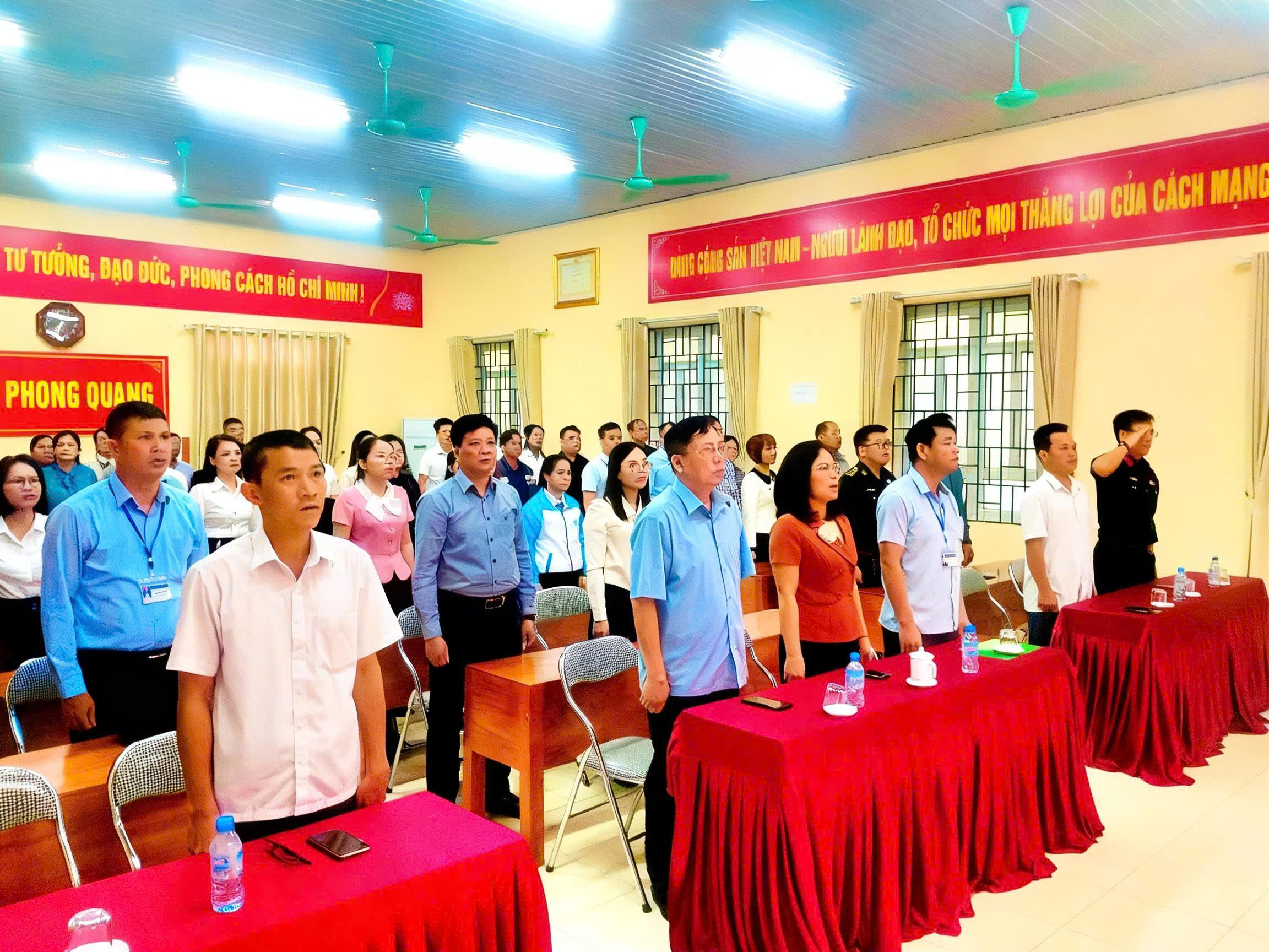 Xã Phong Quang tổ chức Lễ Chào cờ đầu tháng 5 /2026