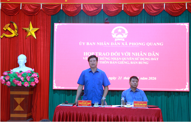 Lãnh đạo xã Phong Quang trao đổi với người dân về giấy chứng nhận quyền sử dụng đất