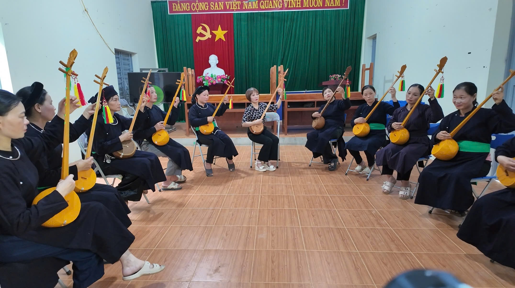 XÃ PHONG QUANG TỔ CHỨC TRUYỀN DẠY HÁT THEN, GÓP PHẦN GÌN GIỮ BẢN SẮC VĂN HÓA DÂN TỘC